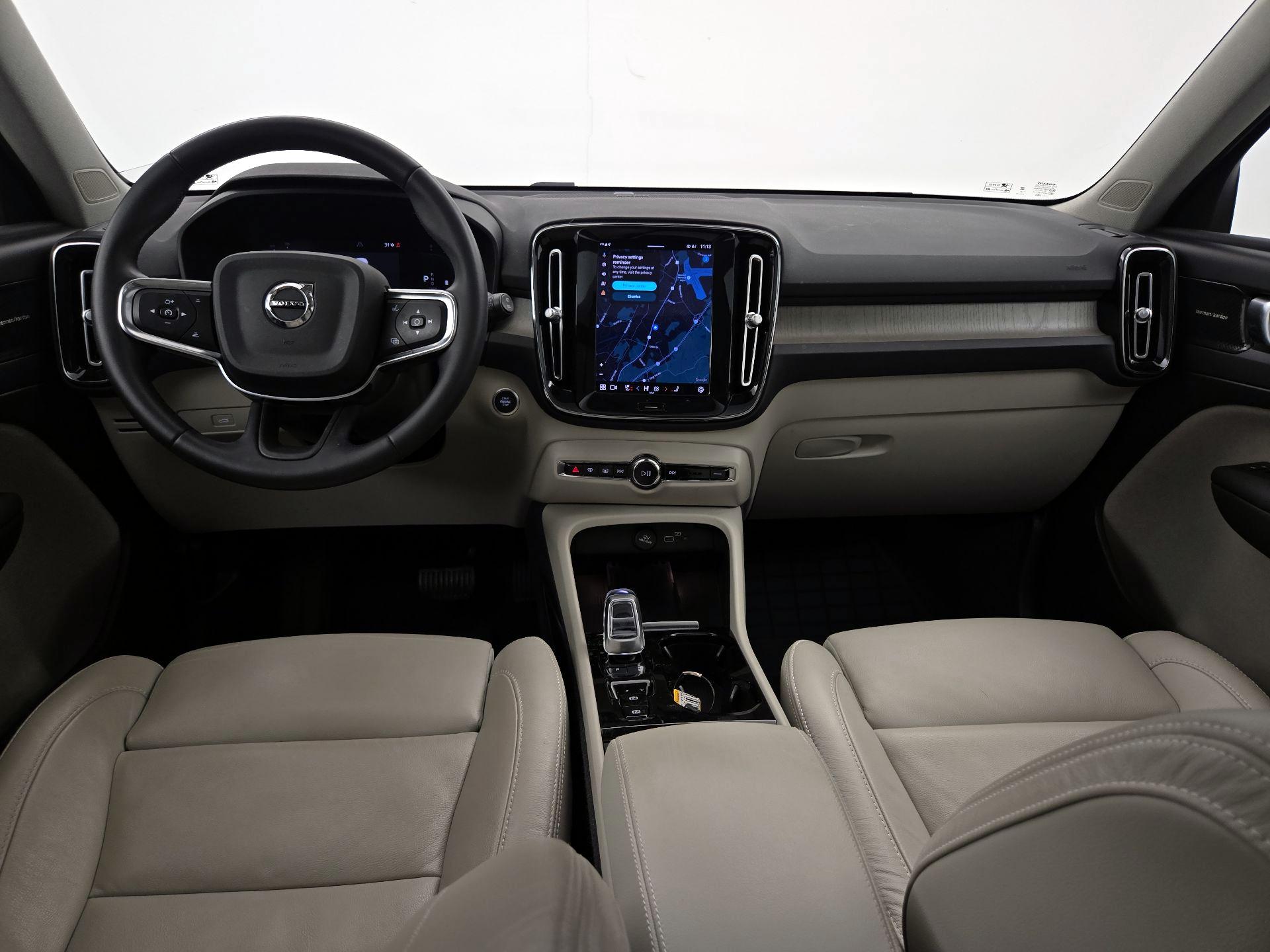 Thumbnail: 2023 Volvo XC40 - 9