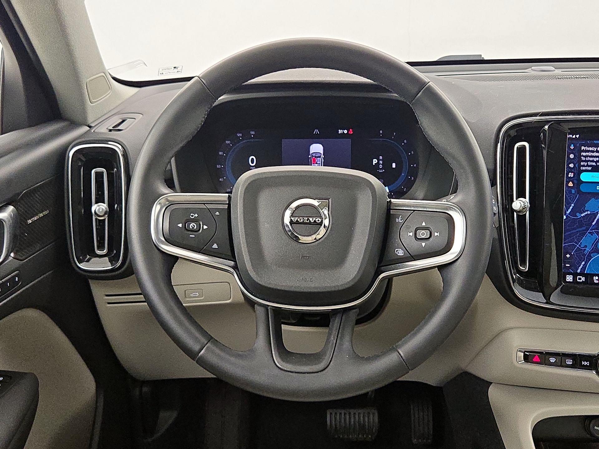 Thumbnail: 2023 Volvo XC40 - 10