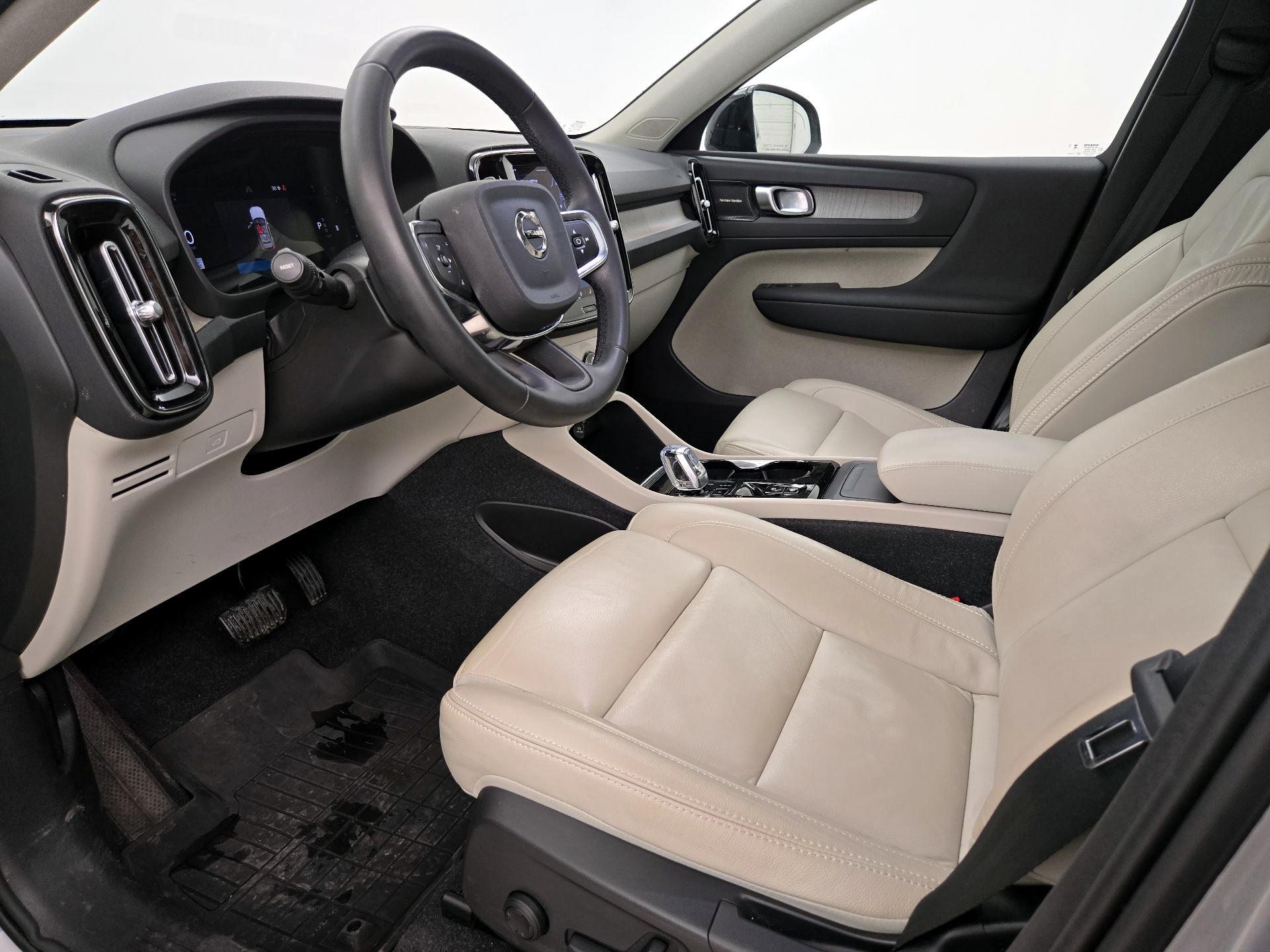 Thumbnail: 2023 Volvo XC40 - 11