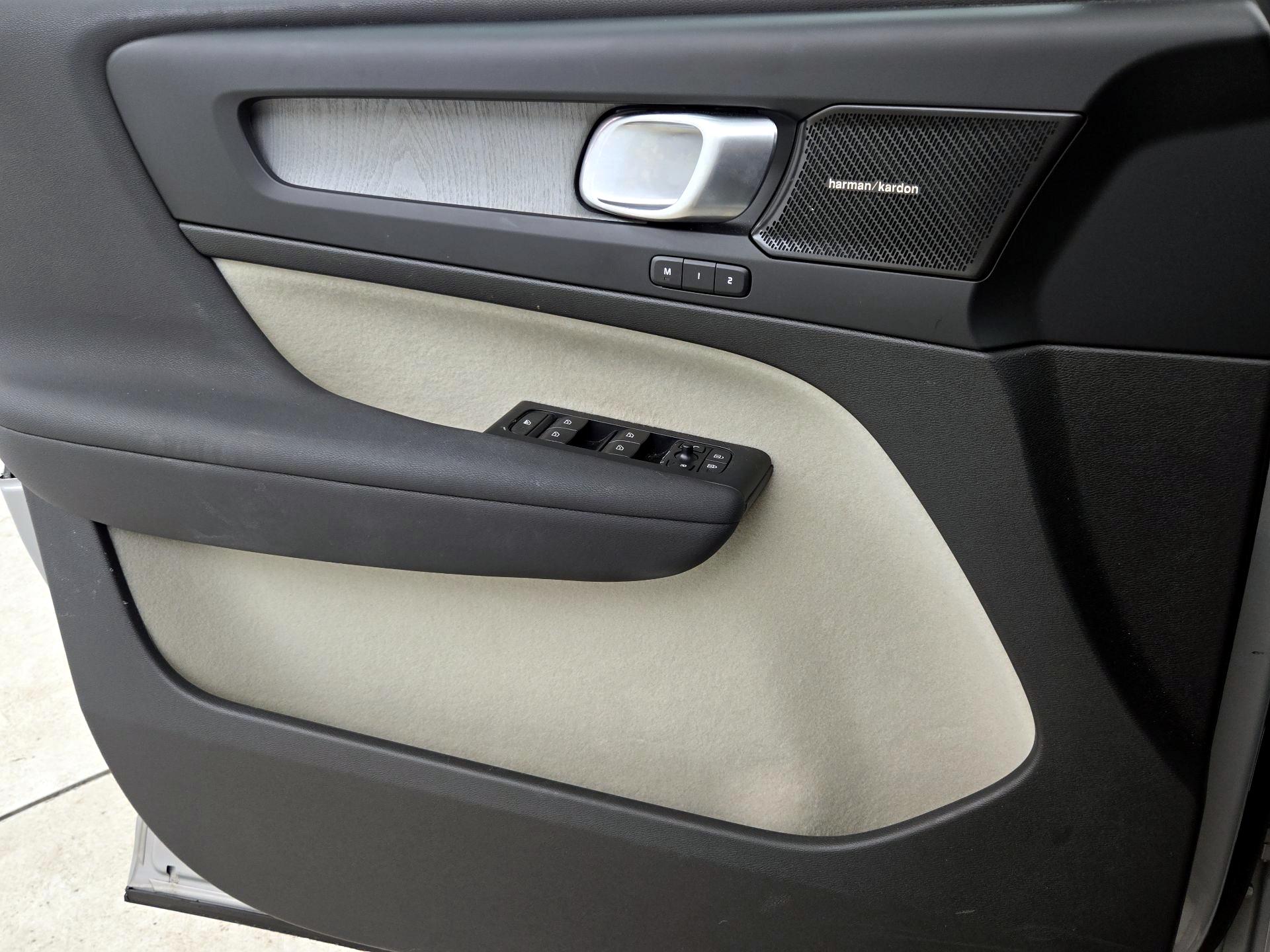 Thumbnail: 2023 Volvo XC40 - 12