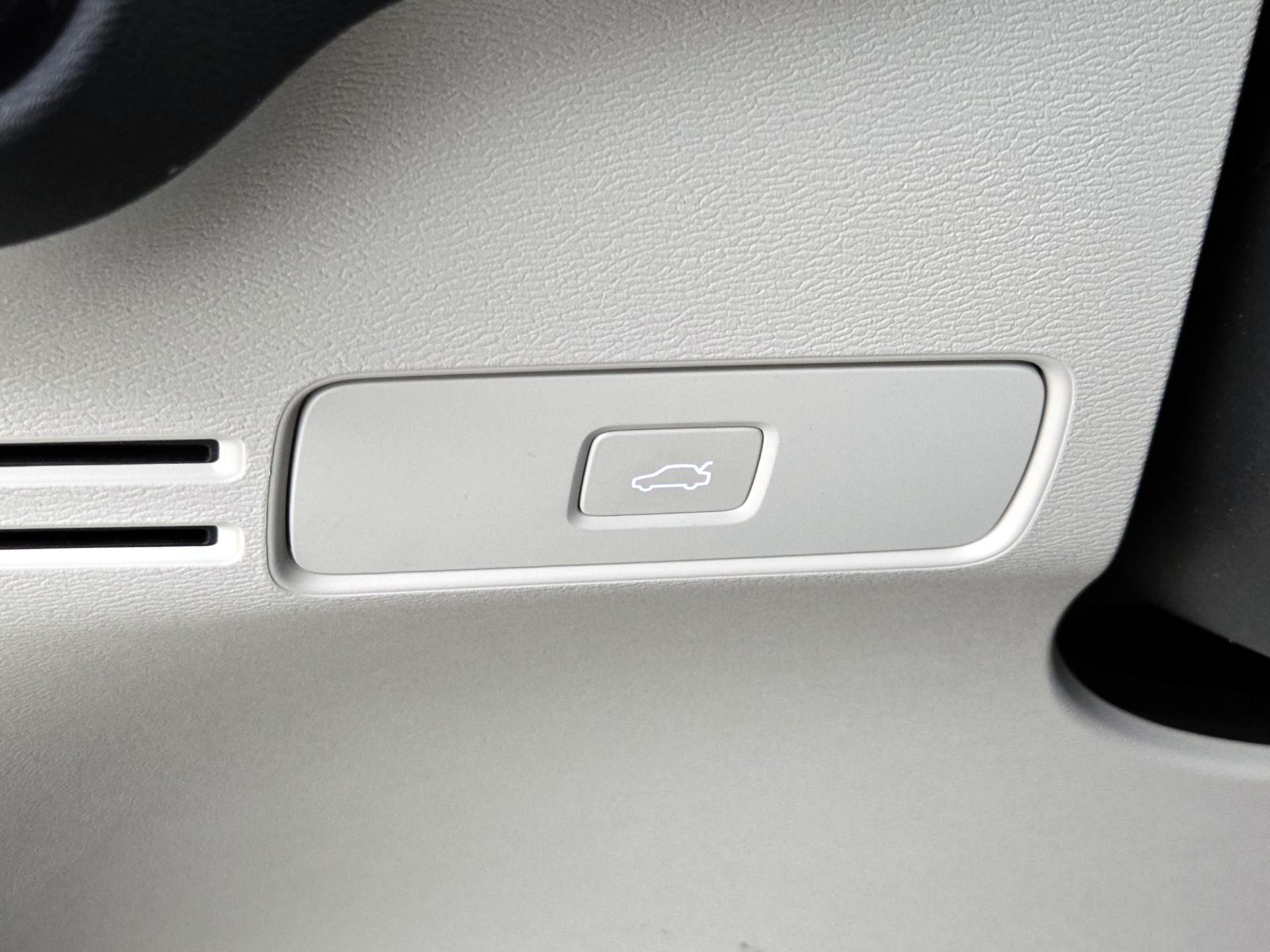 Thumbnail: 2023 Volvo XC40 - 13