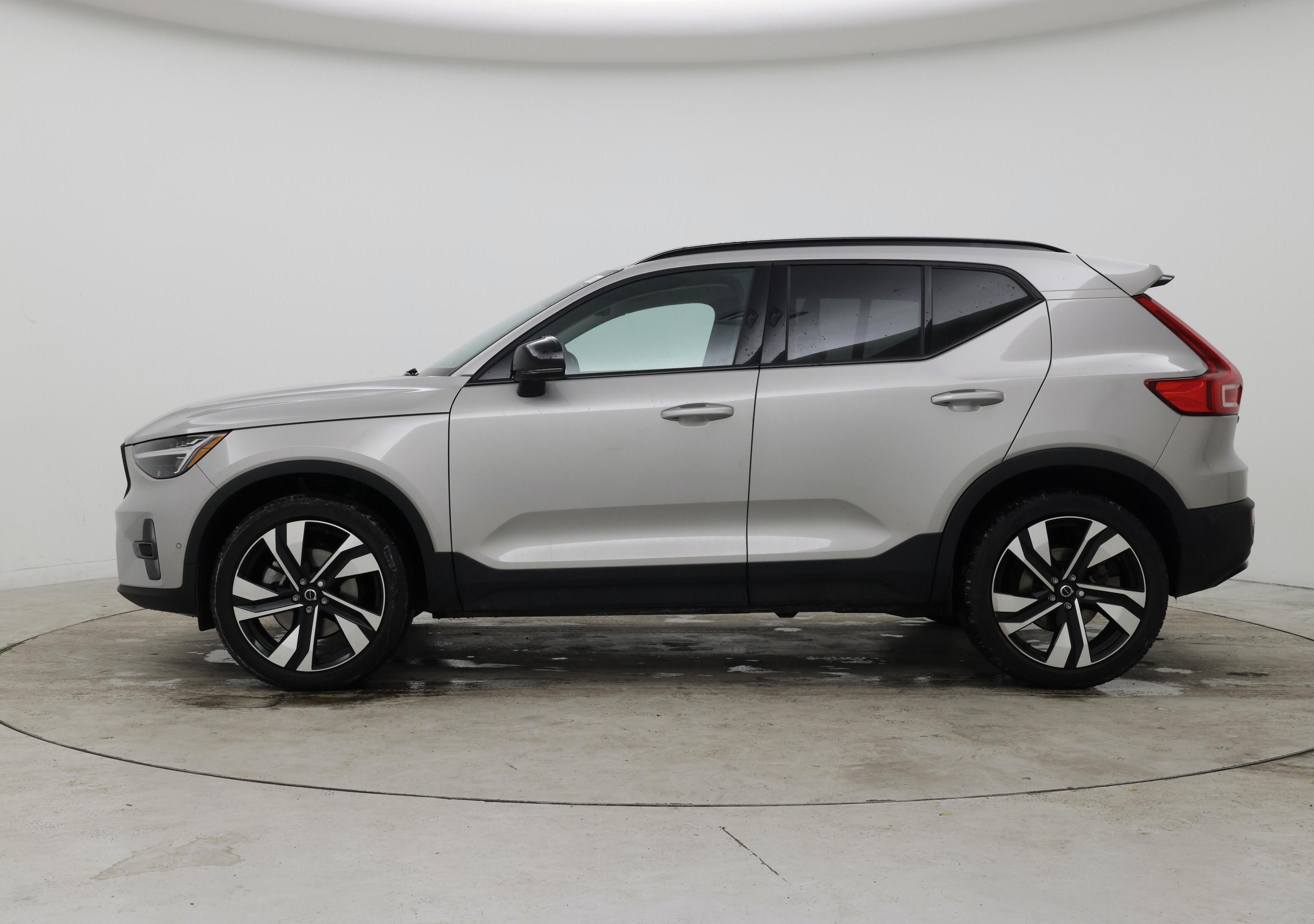 Thumbnail: 2023 Volvo XC40 - 3