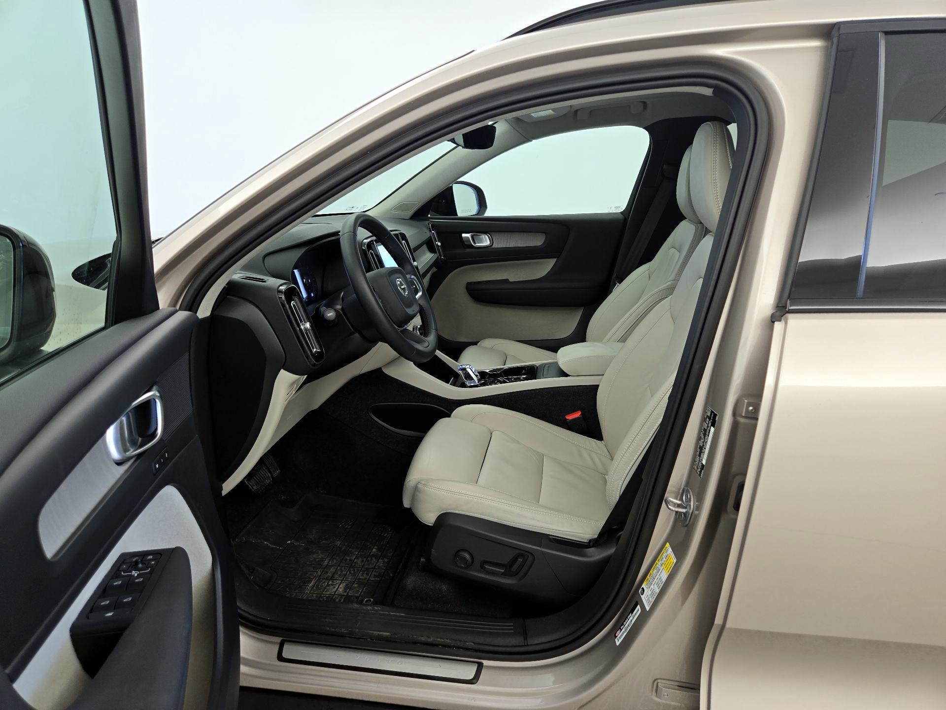 Thumbnail: 2023 Volvo XC40 - 11