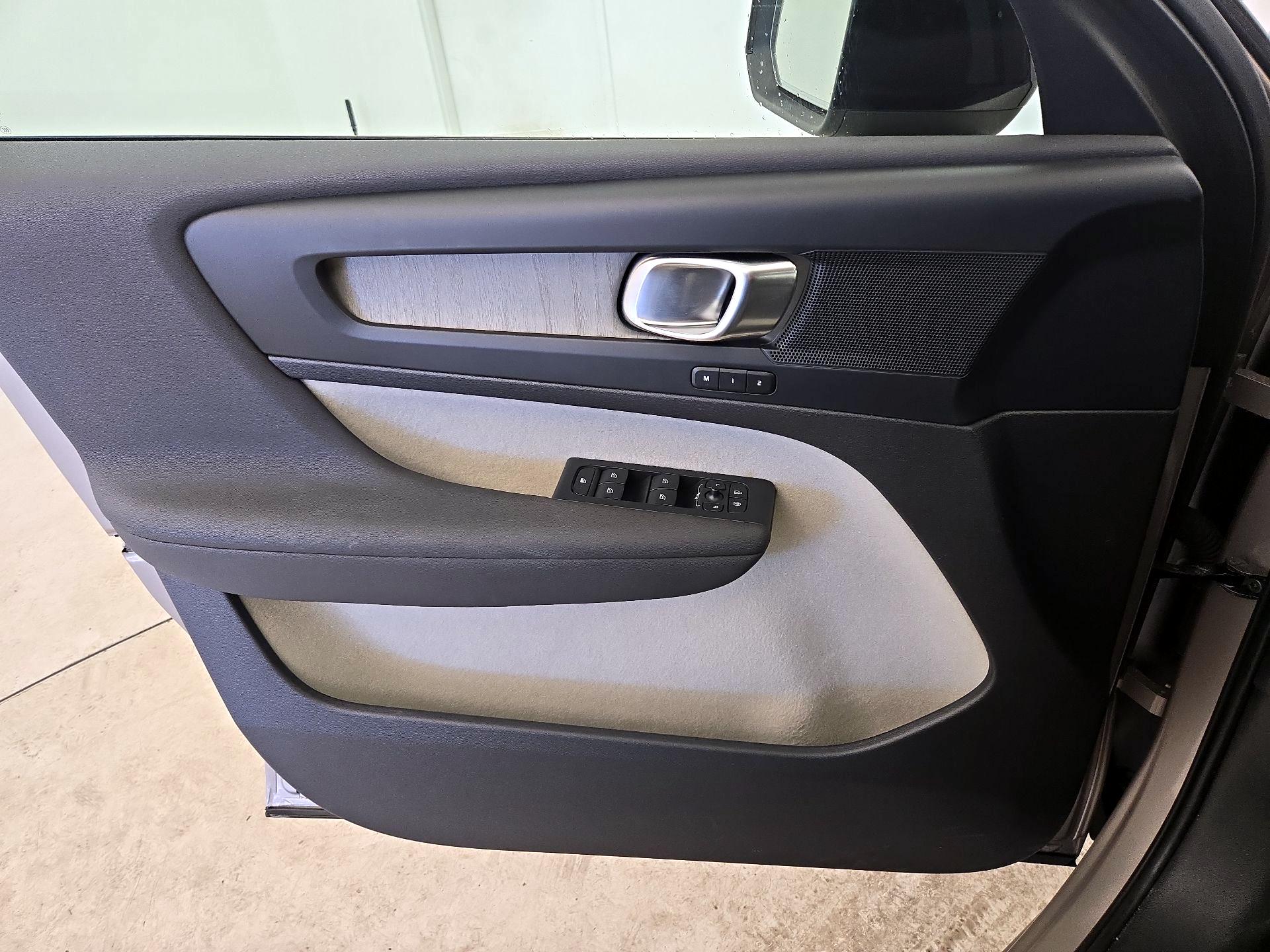 Thumbnail: 2023 Volvo XC40 - 12