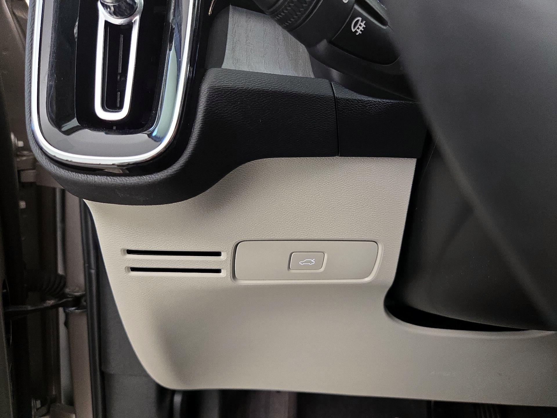 Thumbnail: 2023 Volvo XC40 - 13