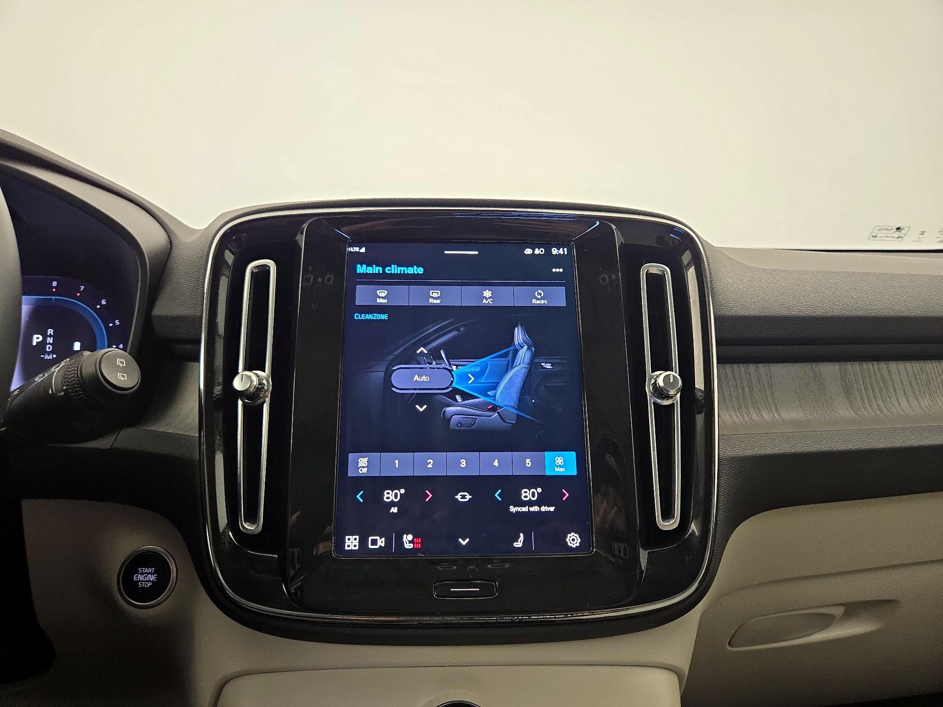 Thumbnail: 2023 Volvo XC40 - 17