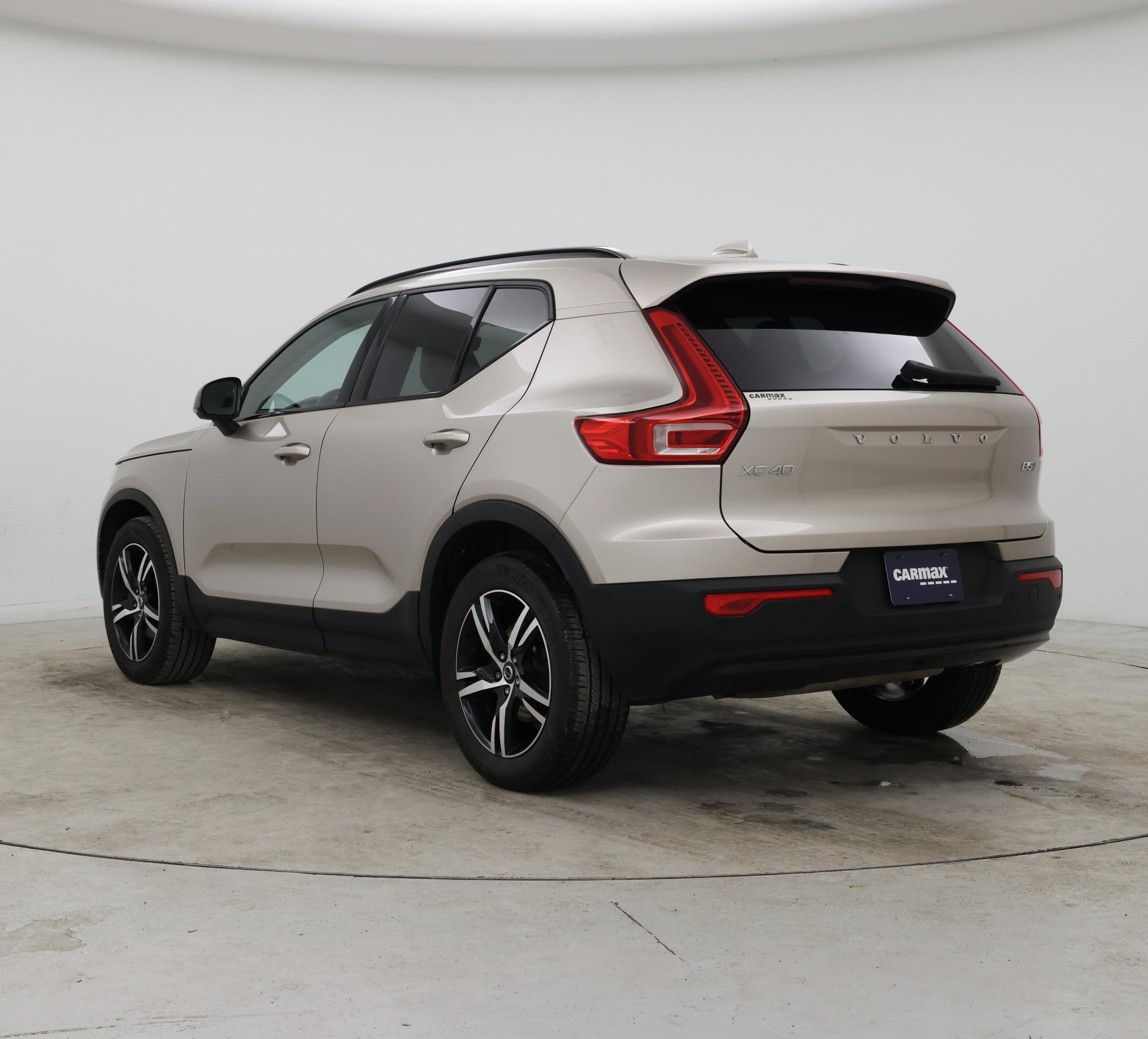 Thumbnail: 2023 Volvo XC40 - 2