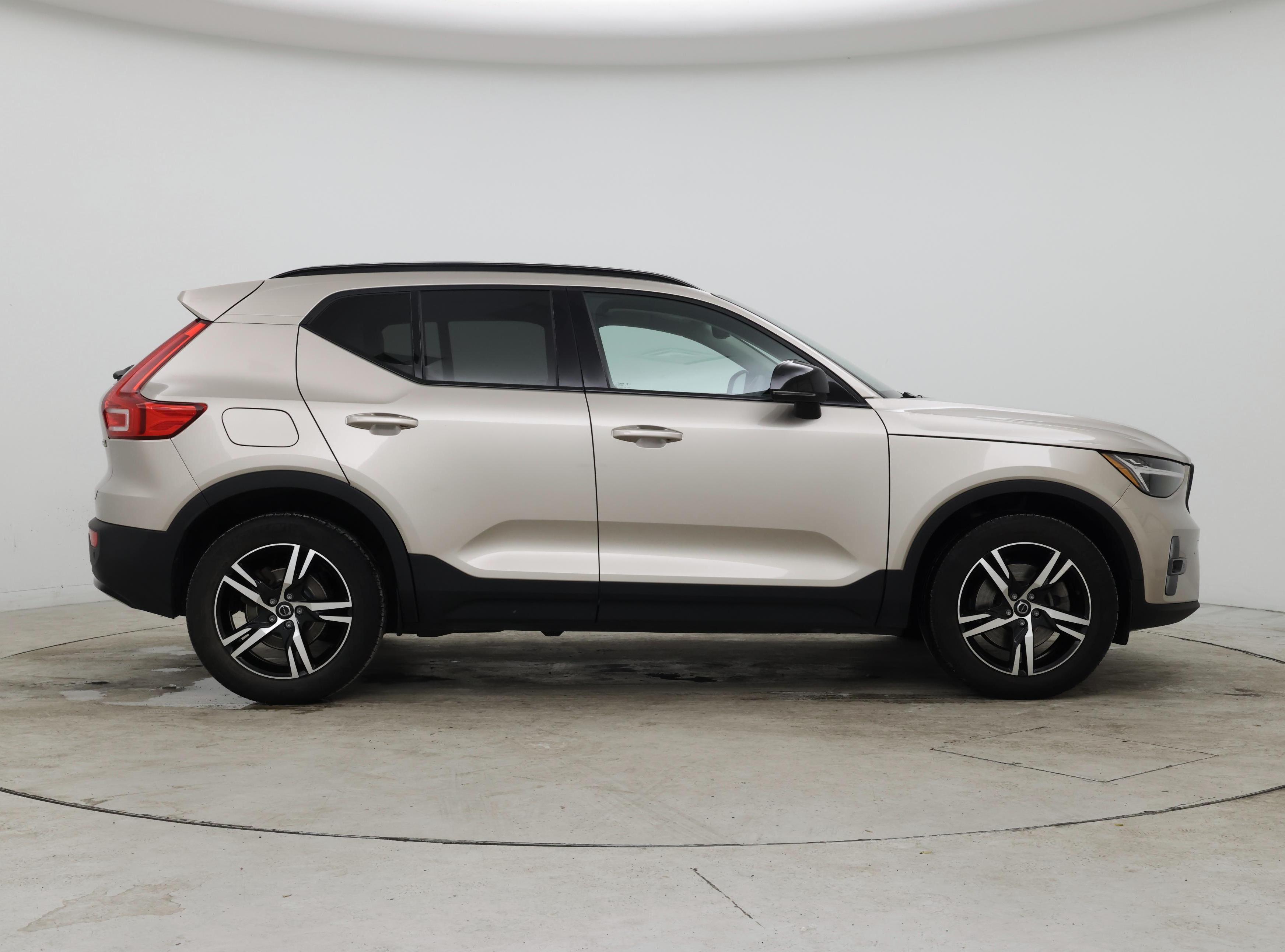 Thumbnail: 2023 Volvo XC40 - 7