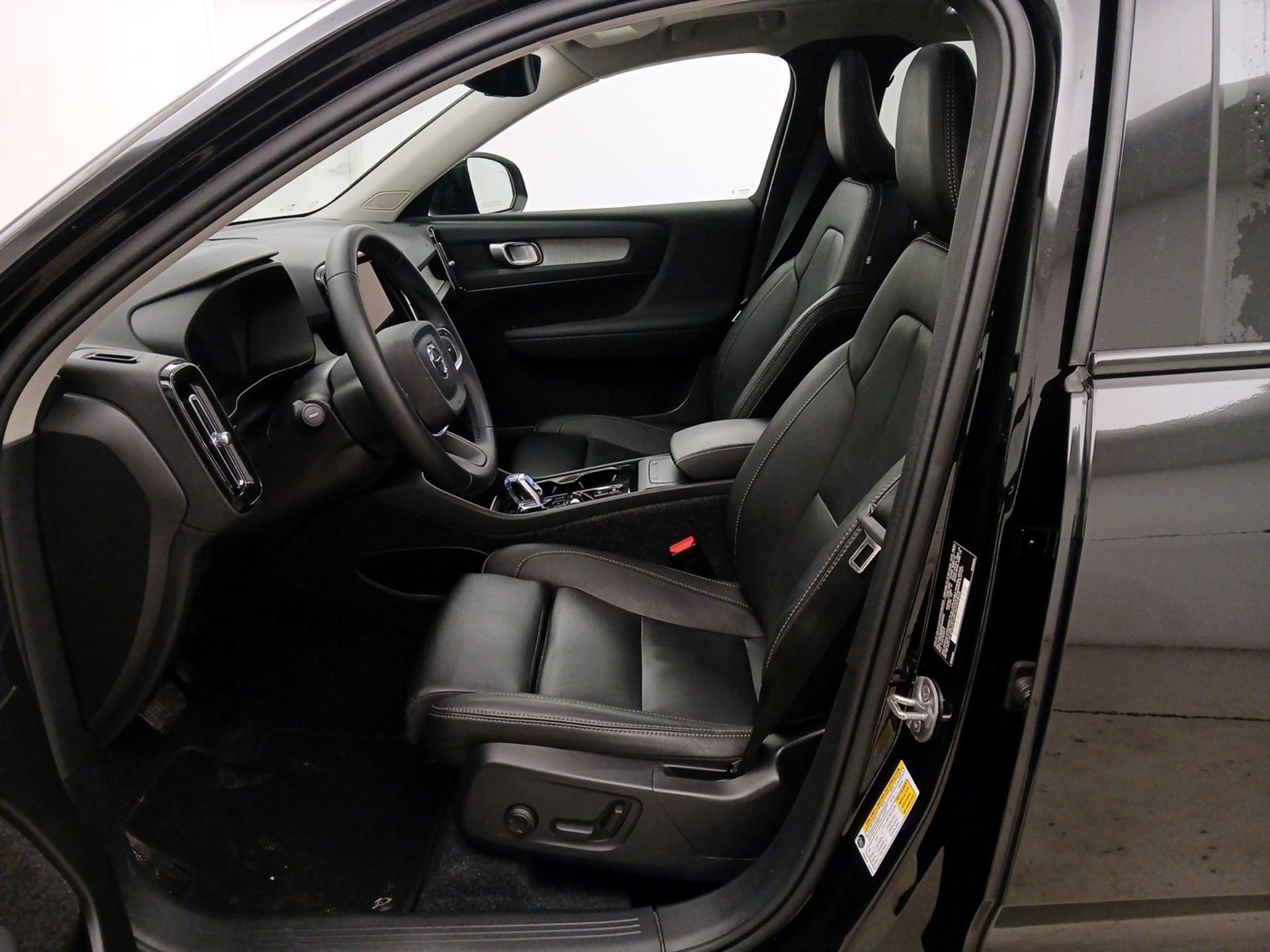 Thumbnail: 2025 Volvo XC40 - 11