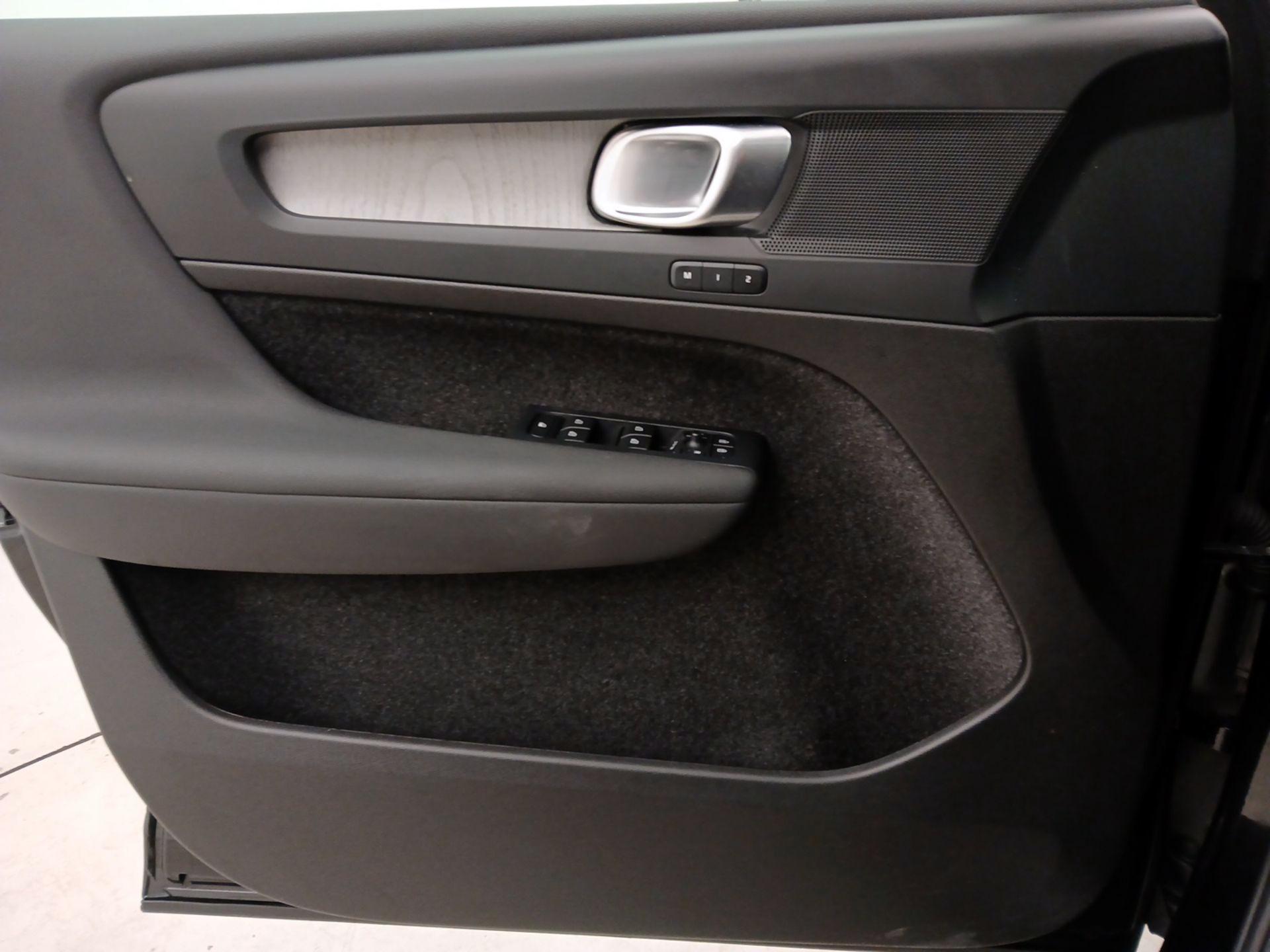 Thumbnail: 2025 Volvo XC40 - 12