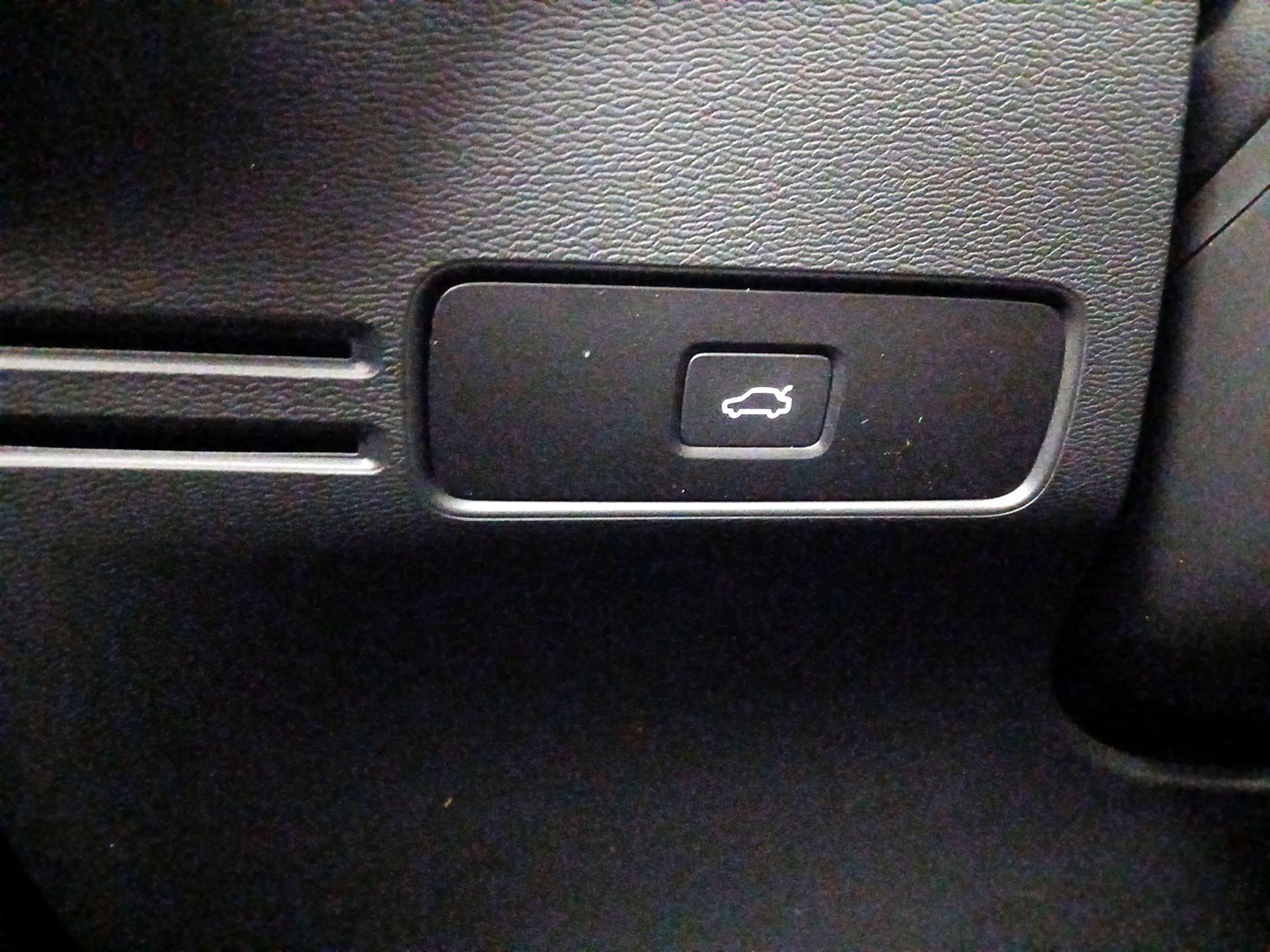 Thumbnail: 2025 Volvo XC40 - 13