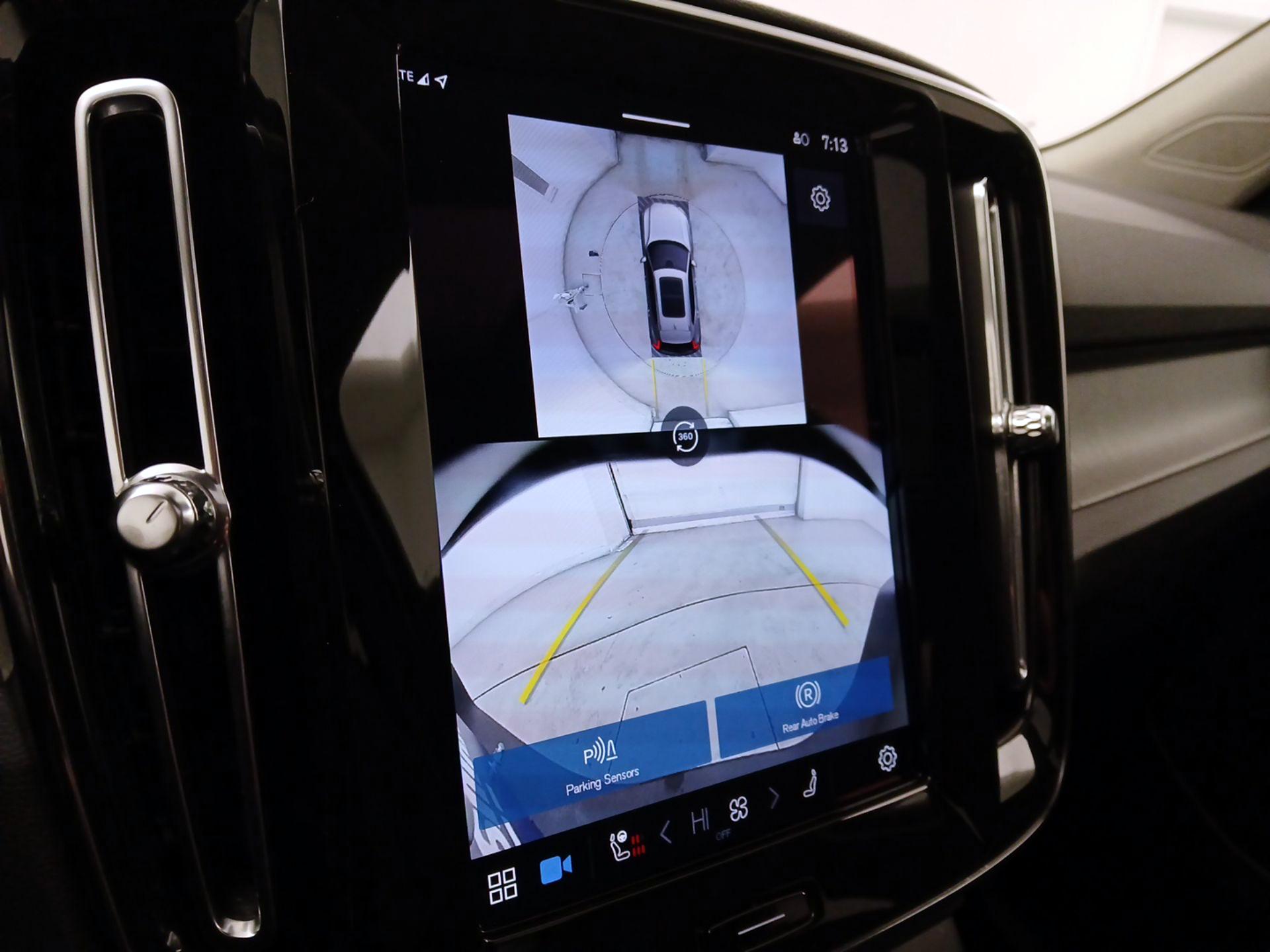 Thumbnail: 2025 Volvo XC40 - 15