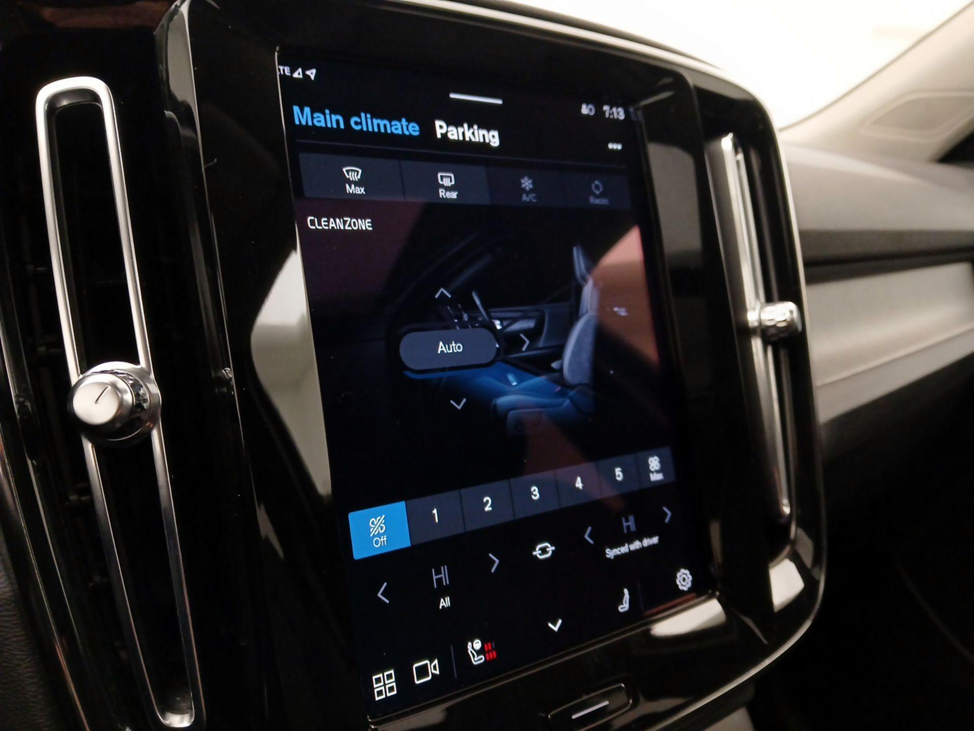 Thumbnail: 2025 Volvo XC40 - 17