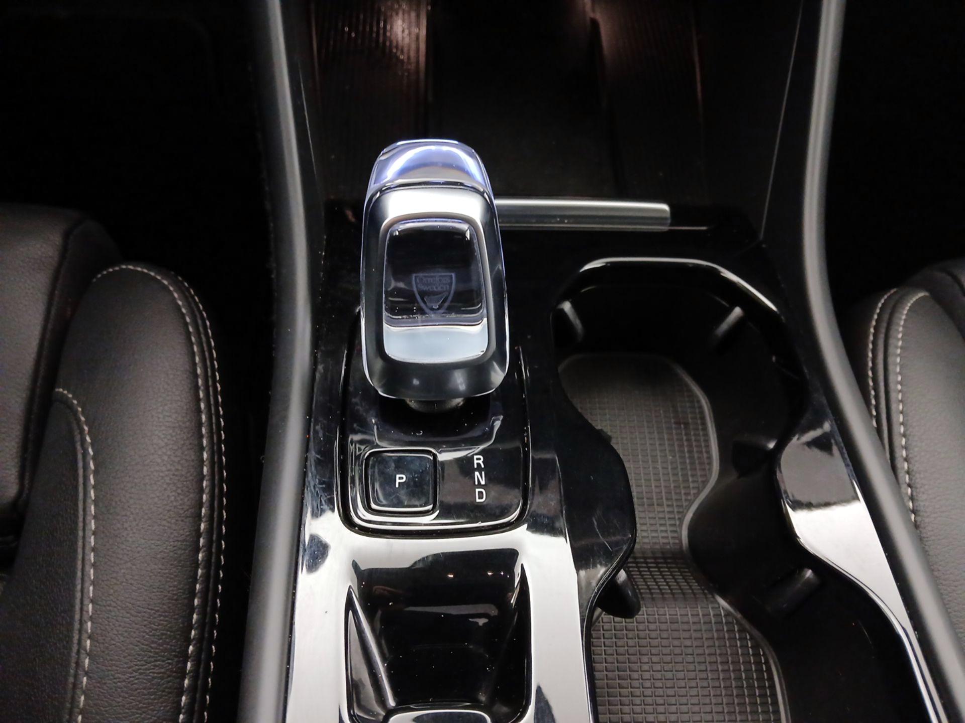 Thumbnail: 2025 Volvo XC40 - 18