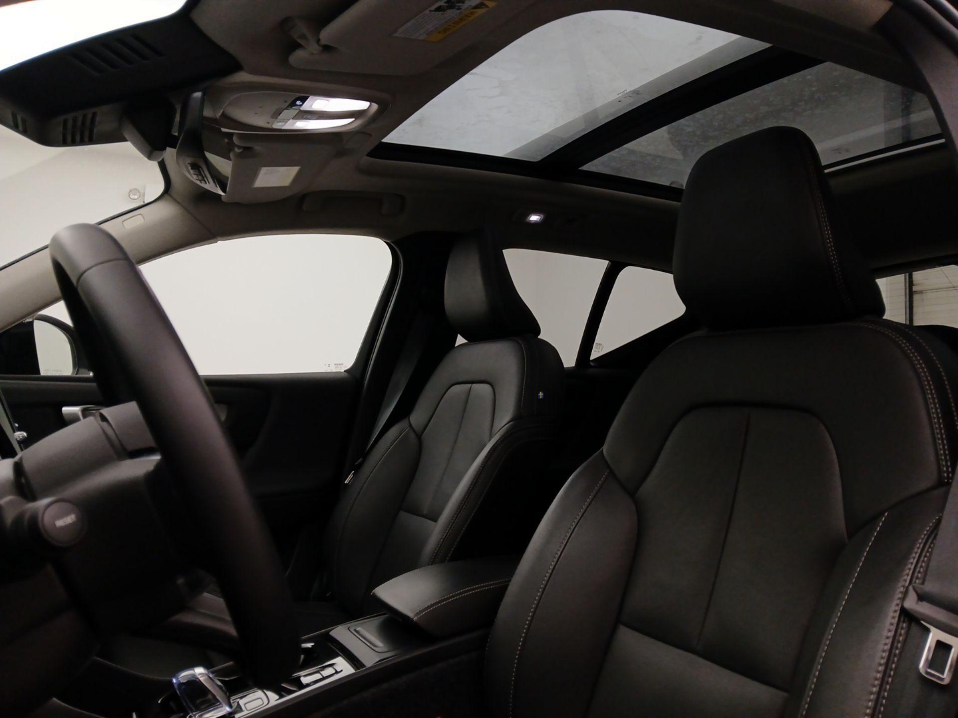 Thumbnail: 2025 Volvo XC40 - 20