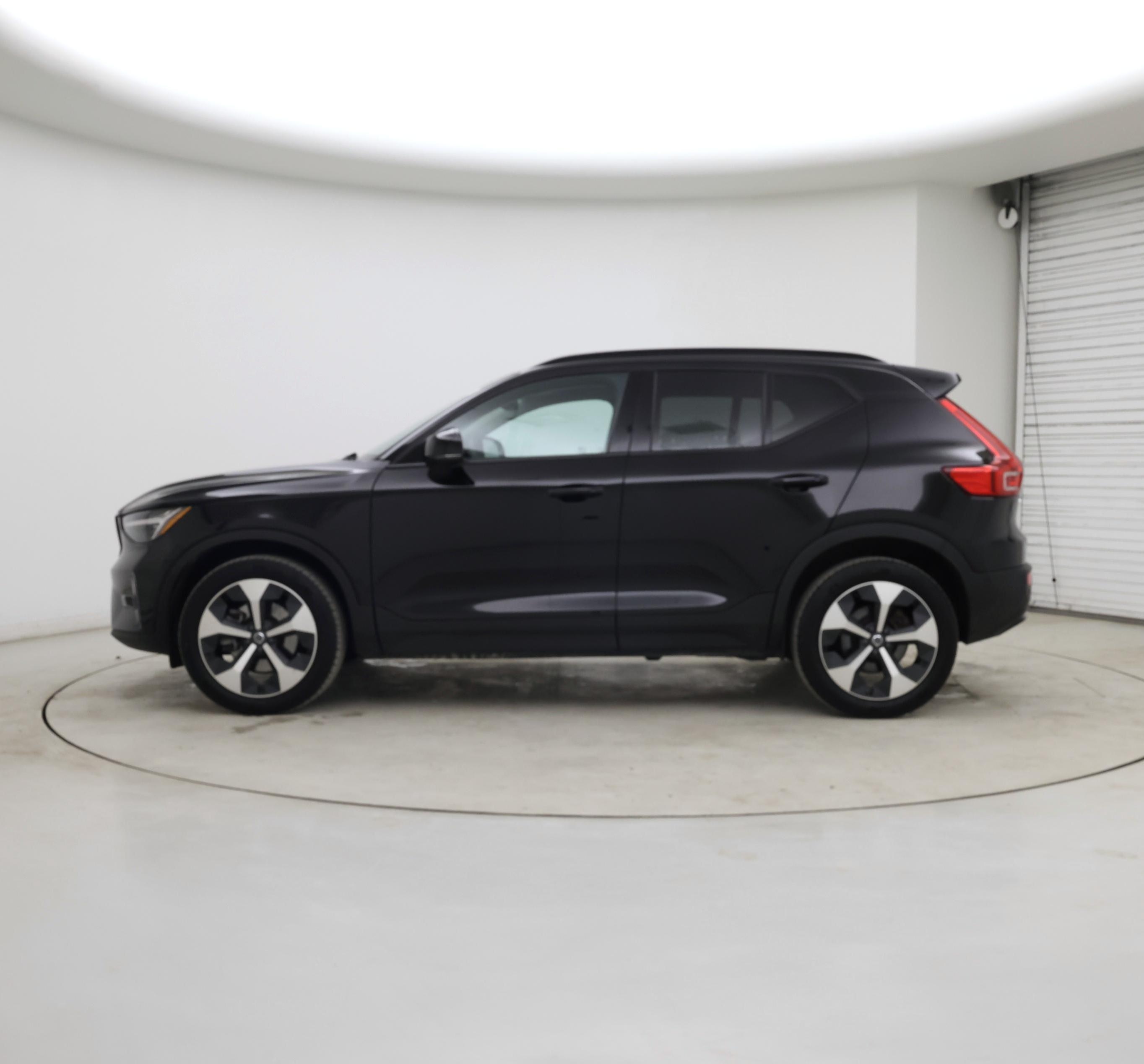 Thumbnail: 2025 Volvo XC40 - 3