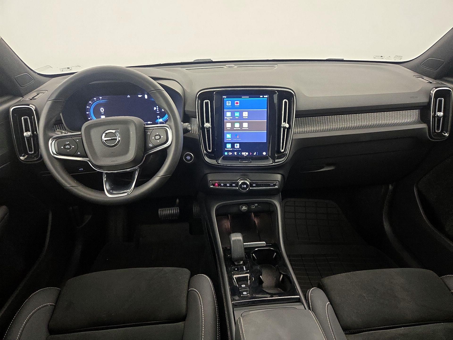Thumbnail: 2023 Volvo XC40 - 9