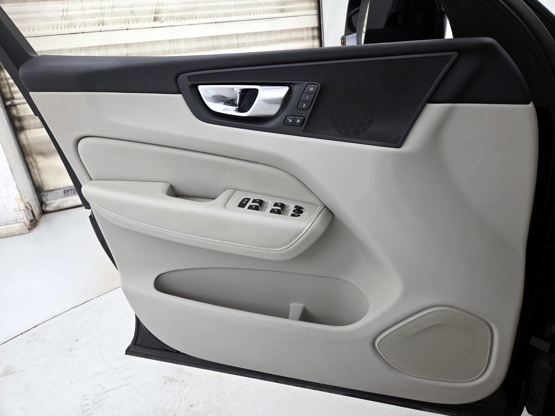 Thumbnail: 2023 Volvo XC60 - 12