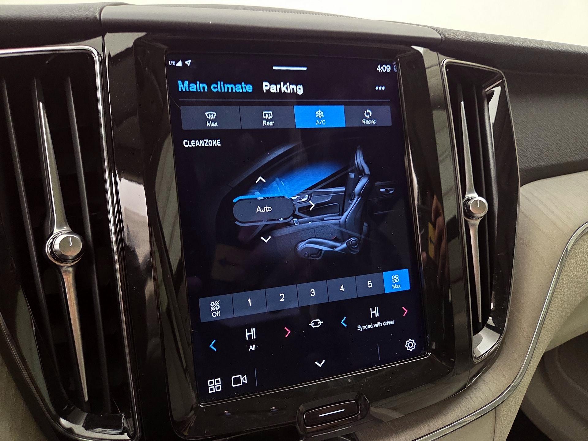 Thumbnail: 2023 Volvo XC60 - 17