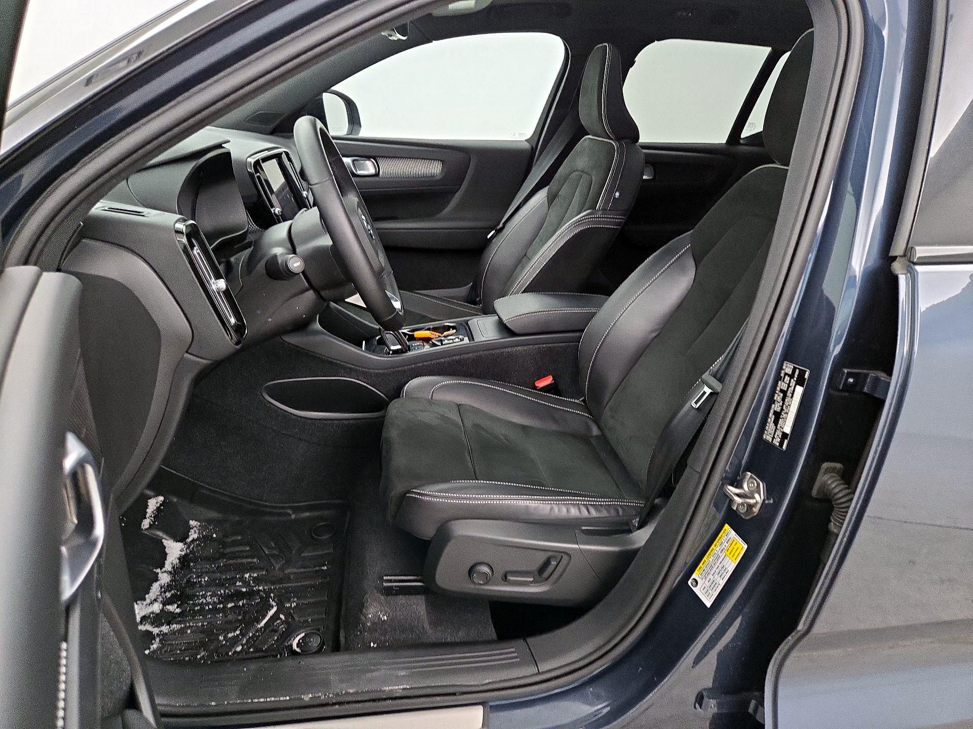 Thumbnail: 2022 Volvo XC40 - 11