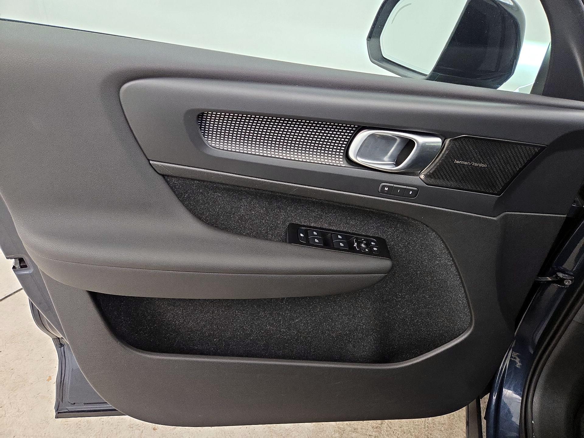 Thumbnail: 2022 Volvo XC40 - 12