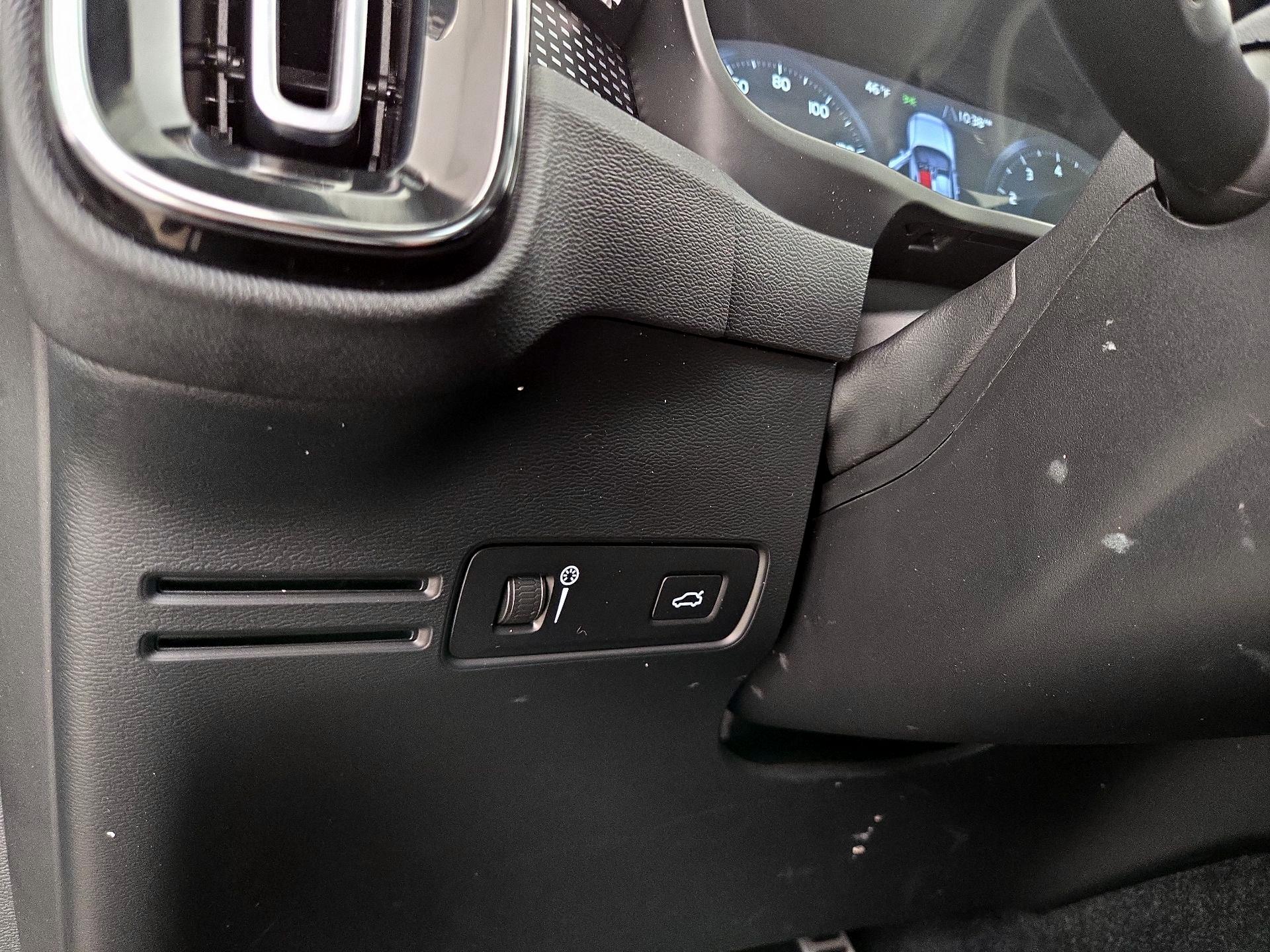 Thumbnail: 2022 Volvo XC40 - 13