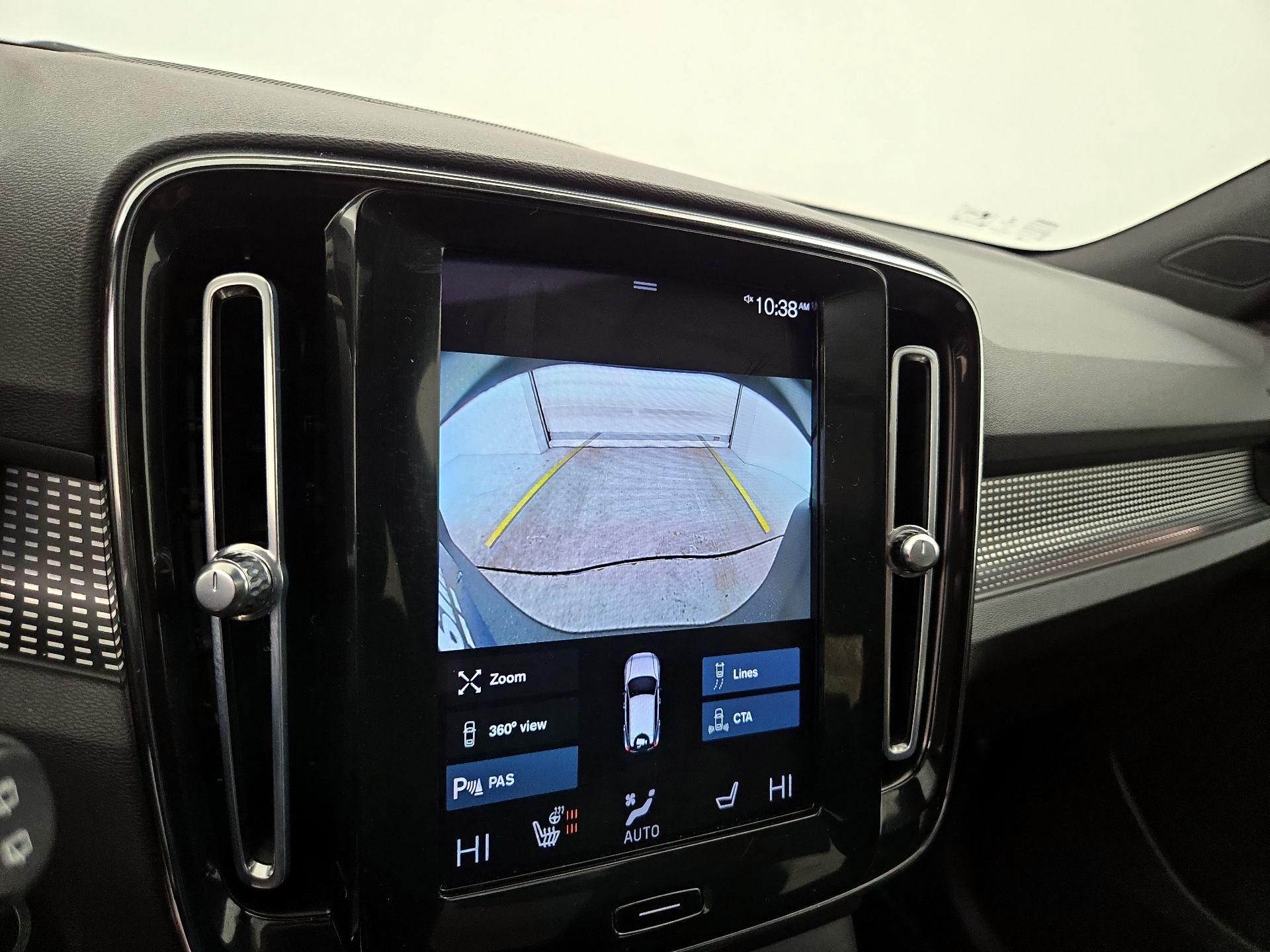 Thumbnail: 2022 Volvo XC40 - 15