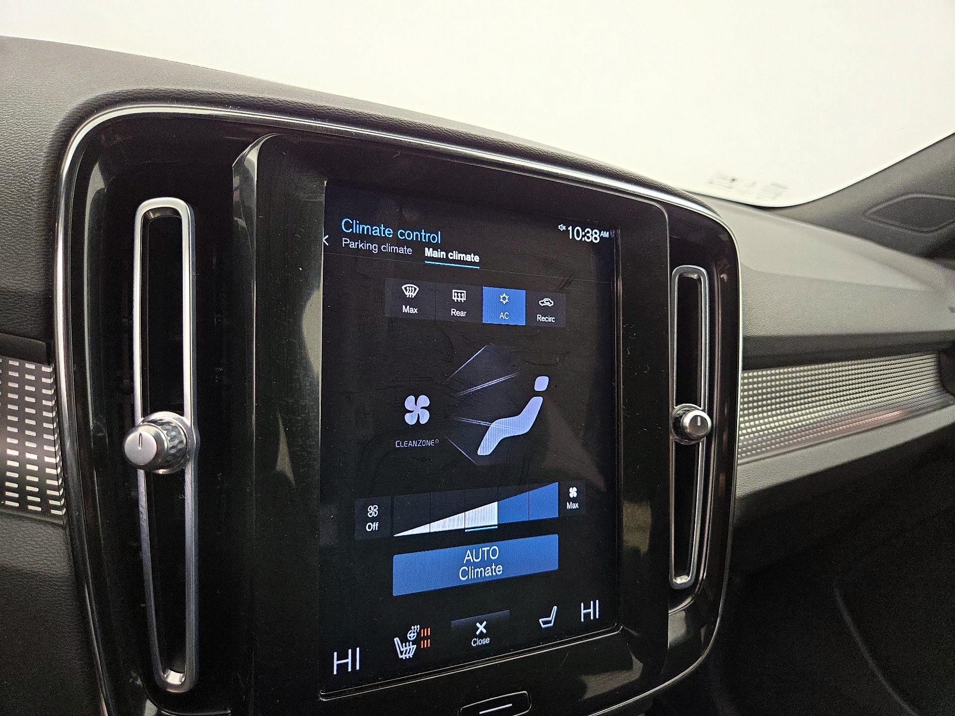 Thumbnail: 2022 Volvo XC40 - 17