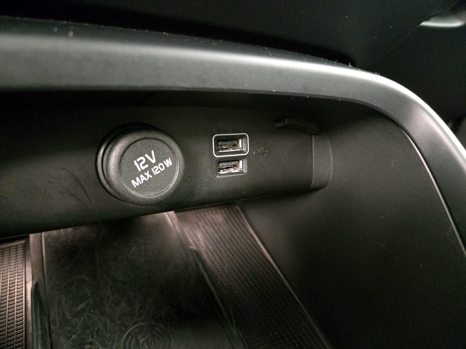 Thumbnail: 2022 Volvo XC40 - 19