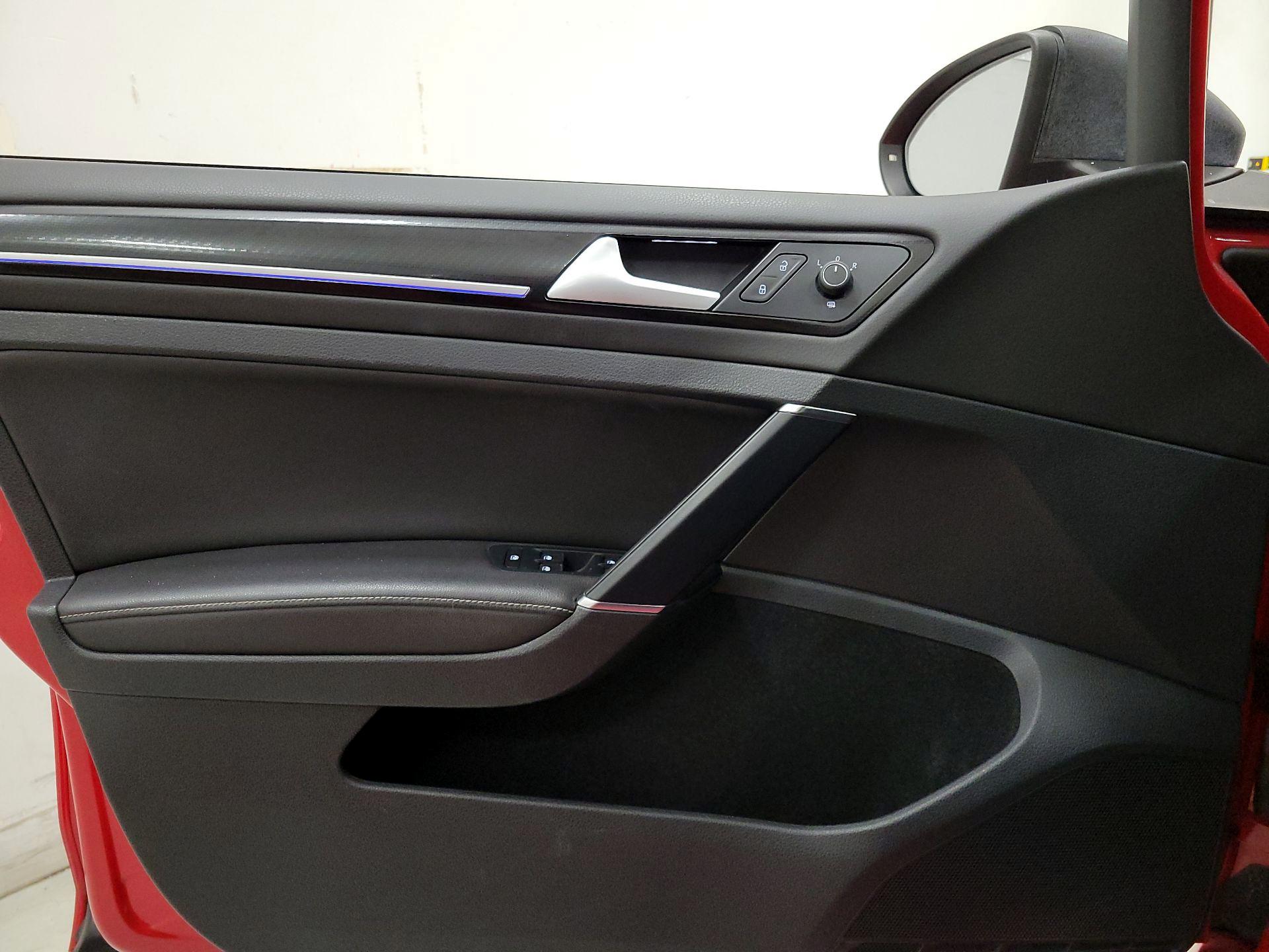 Thumbnail: 2016 Volkswagen Golf - 12