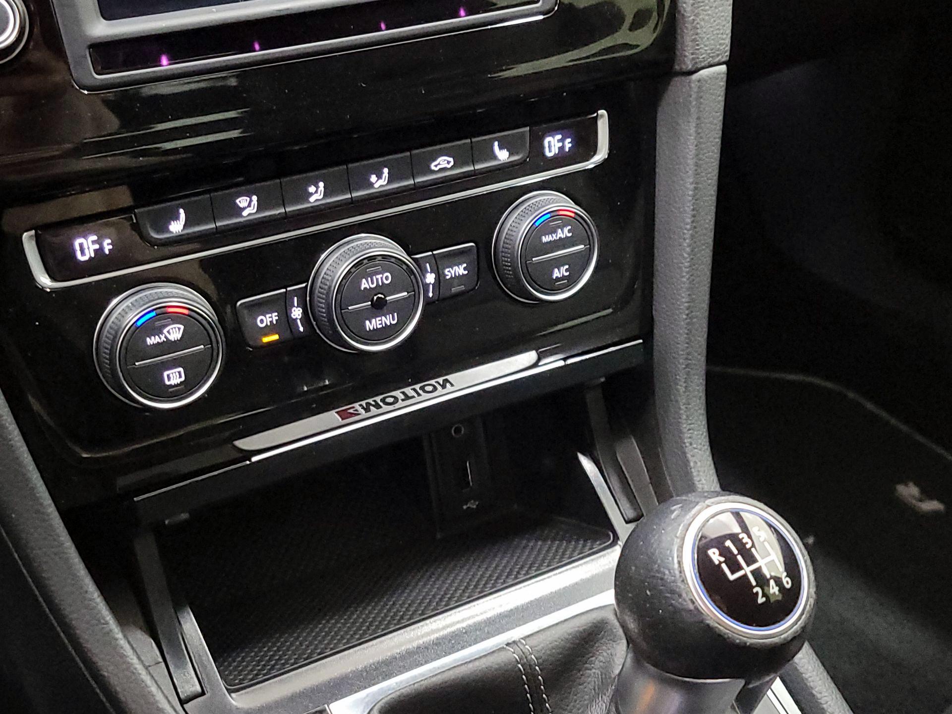 Thumbnail: 2016 Volkswagen Golf - 17