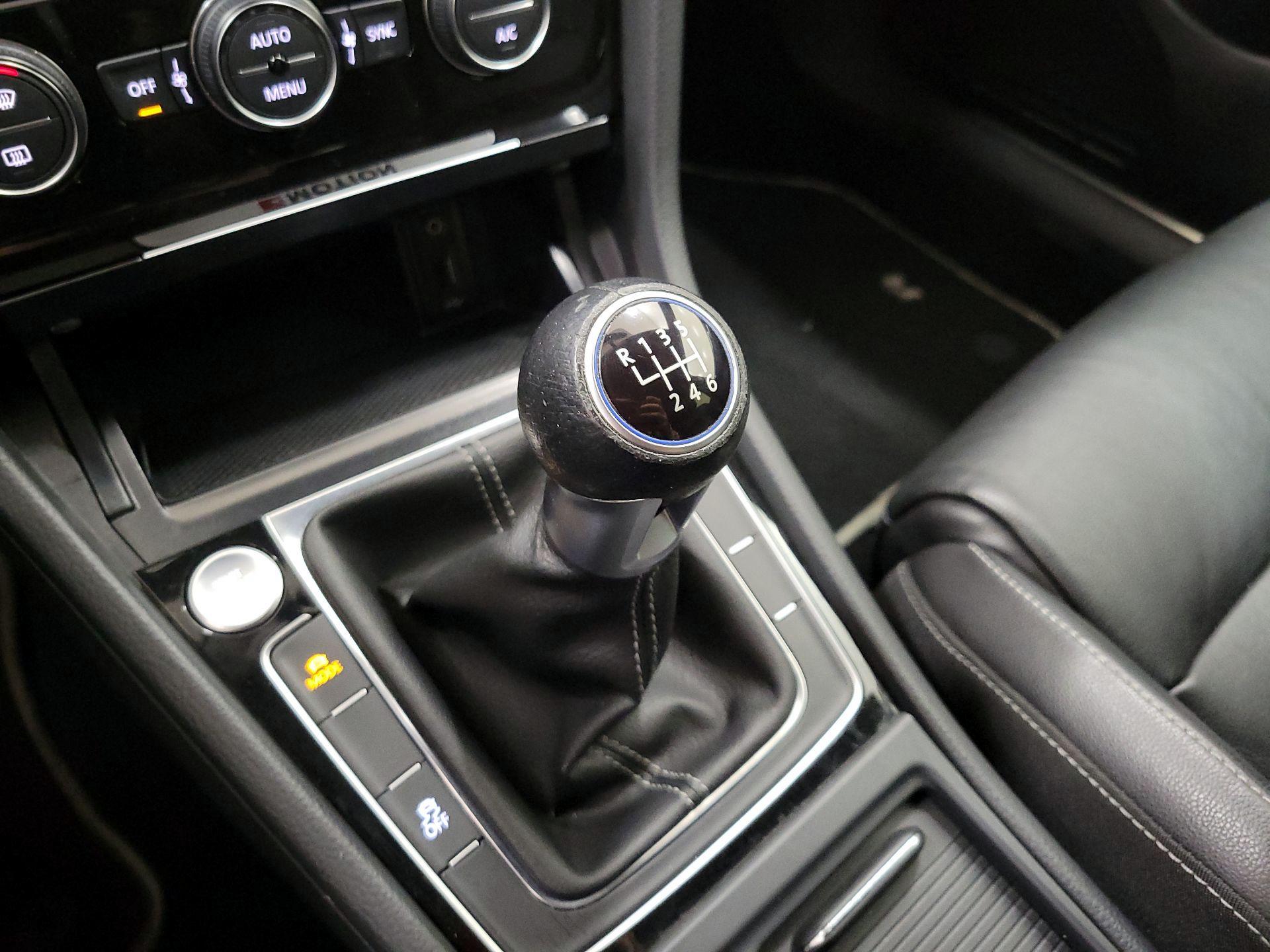 Thumbnail: 2016 Volkswagen Golf - 18