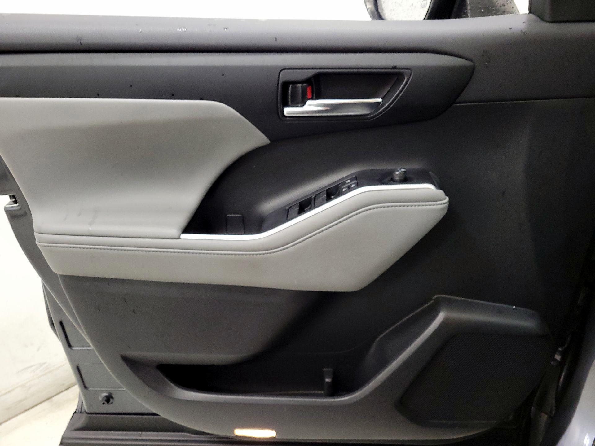 Thumbnail: 2020 Toyota Highlander - 12