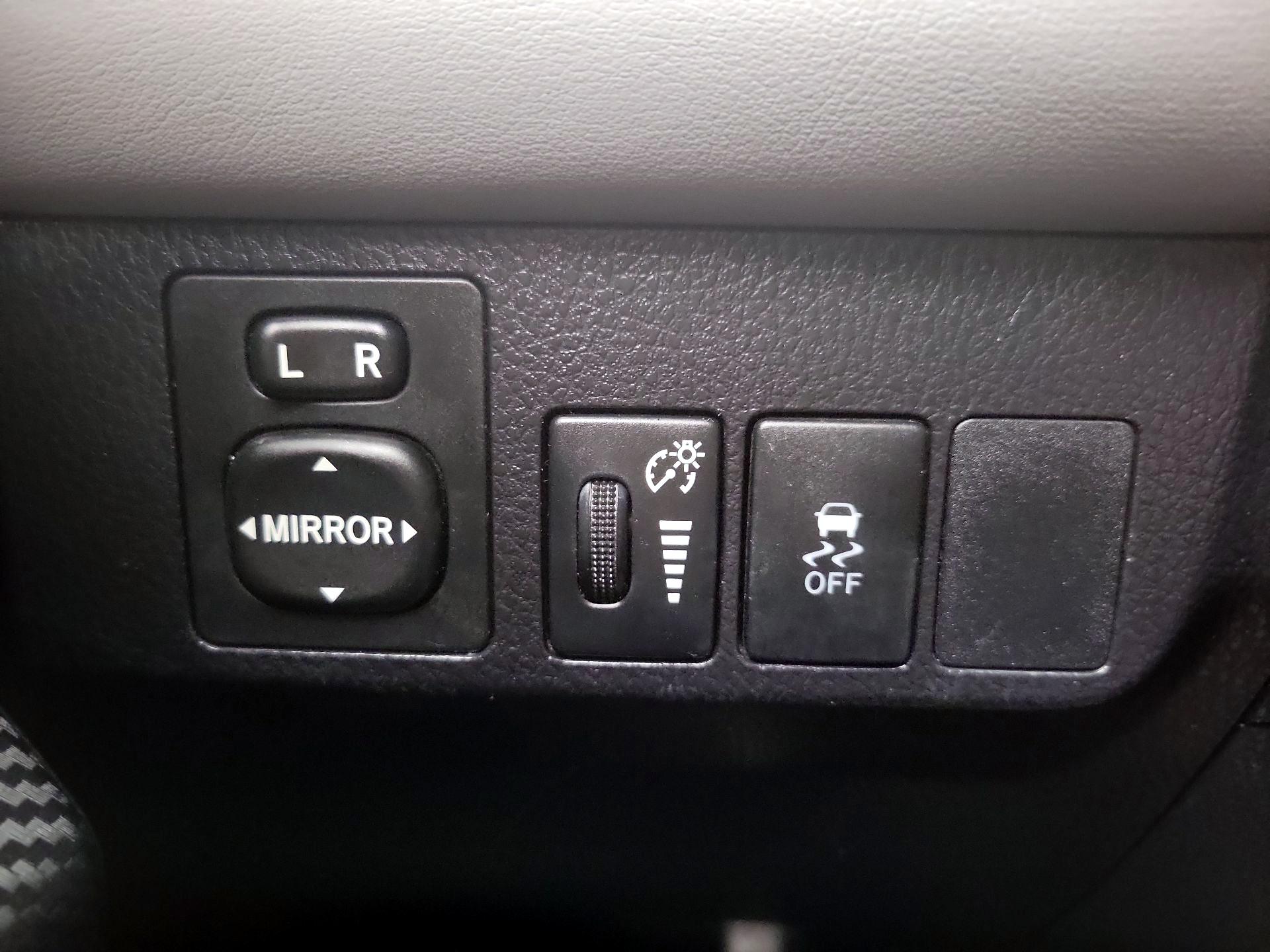 Thumbnail: 2015 Toyota RAV4 - 13