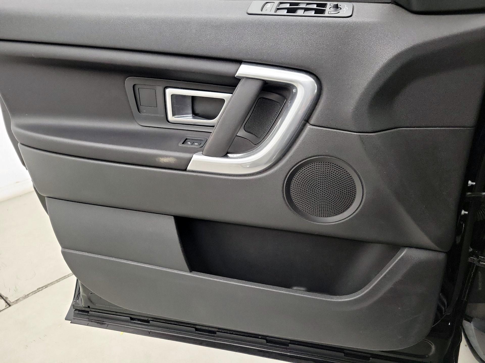 Thumbnail: 2019 Land Rover Discovery Sport - 12