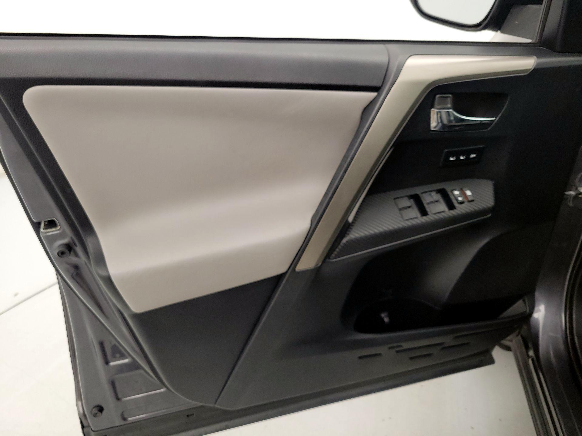 Thumbnail: 2015 Toyota RAV4 - 12