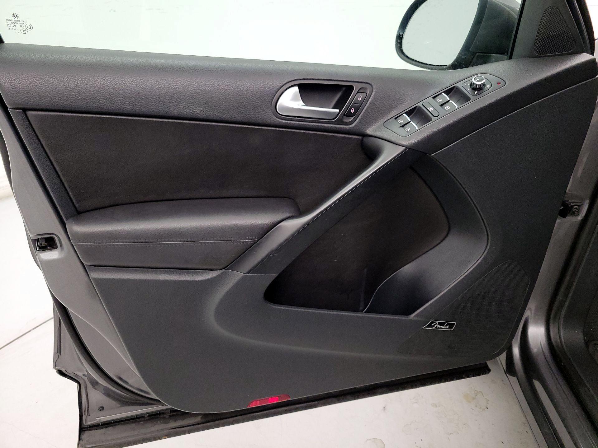 Thumbnail: 2015 Volkswagen Tiguan - 12