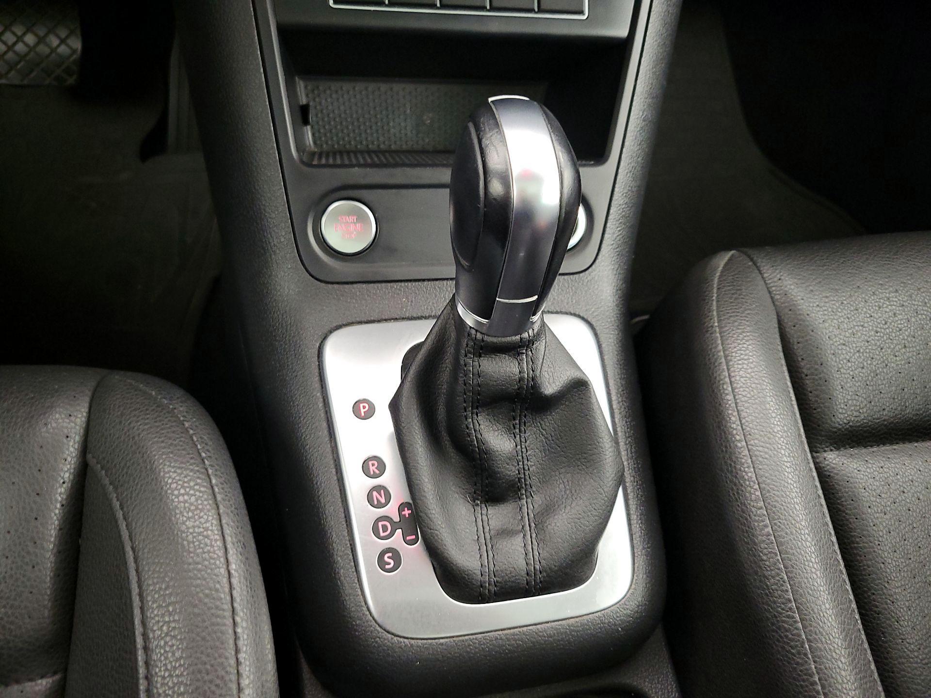 Thumbnail: 2015 Volkswagen Tiguan - 18