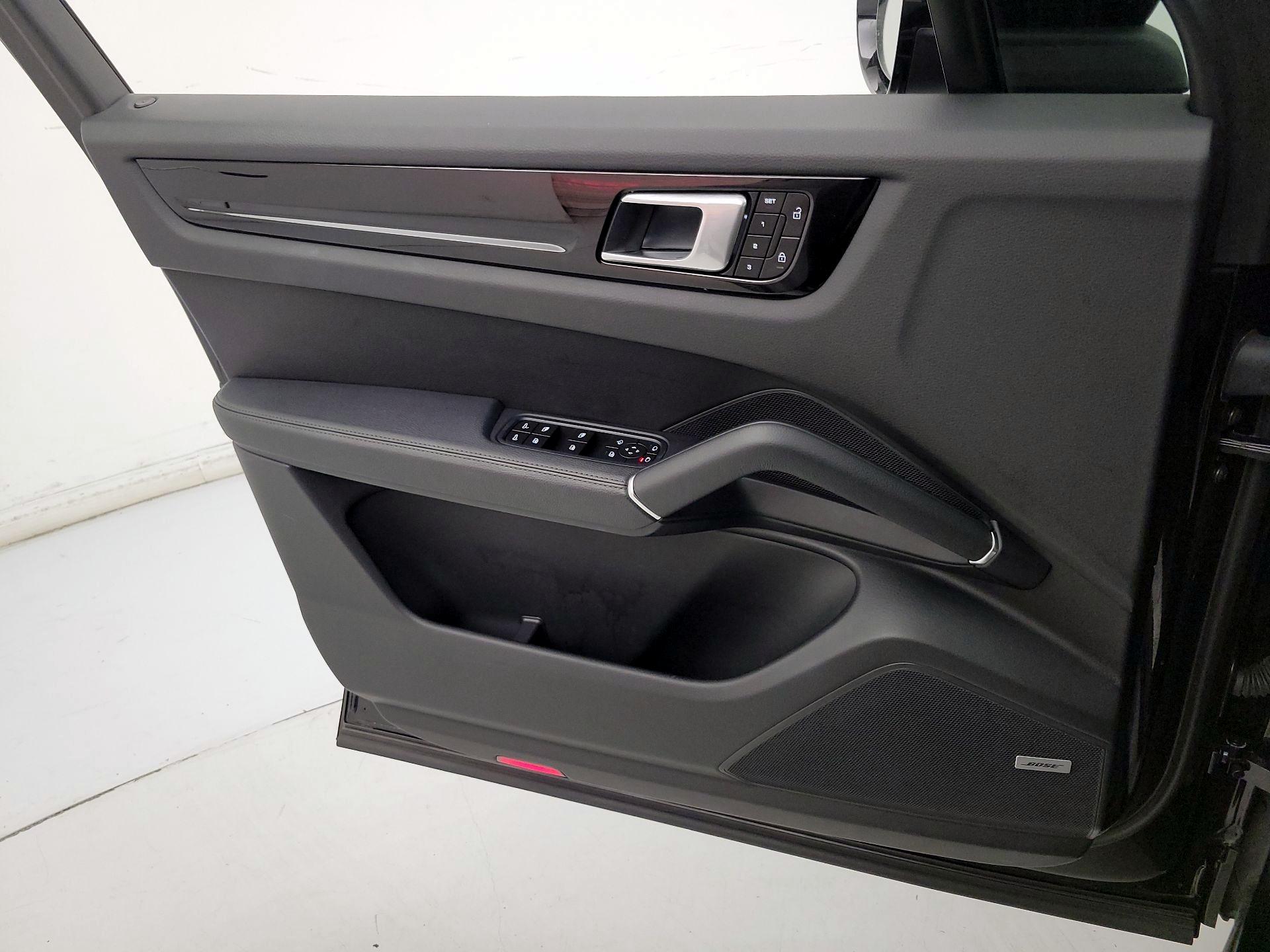 Thumbnail: 2022 Porsche Cayenne - 12