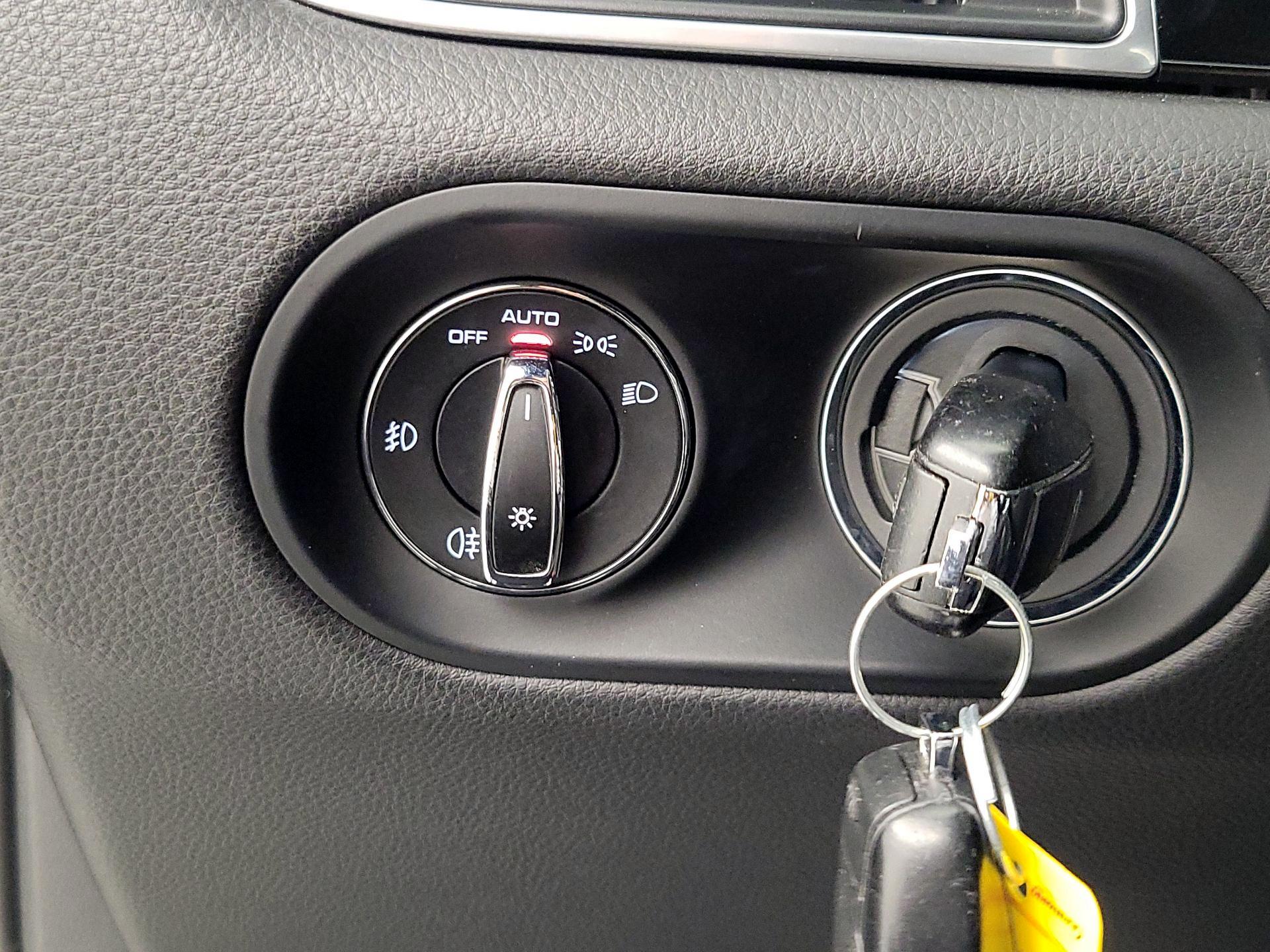 Thumbnail: 2015 Porsche Macan - 13