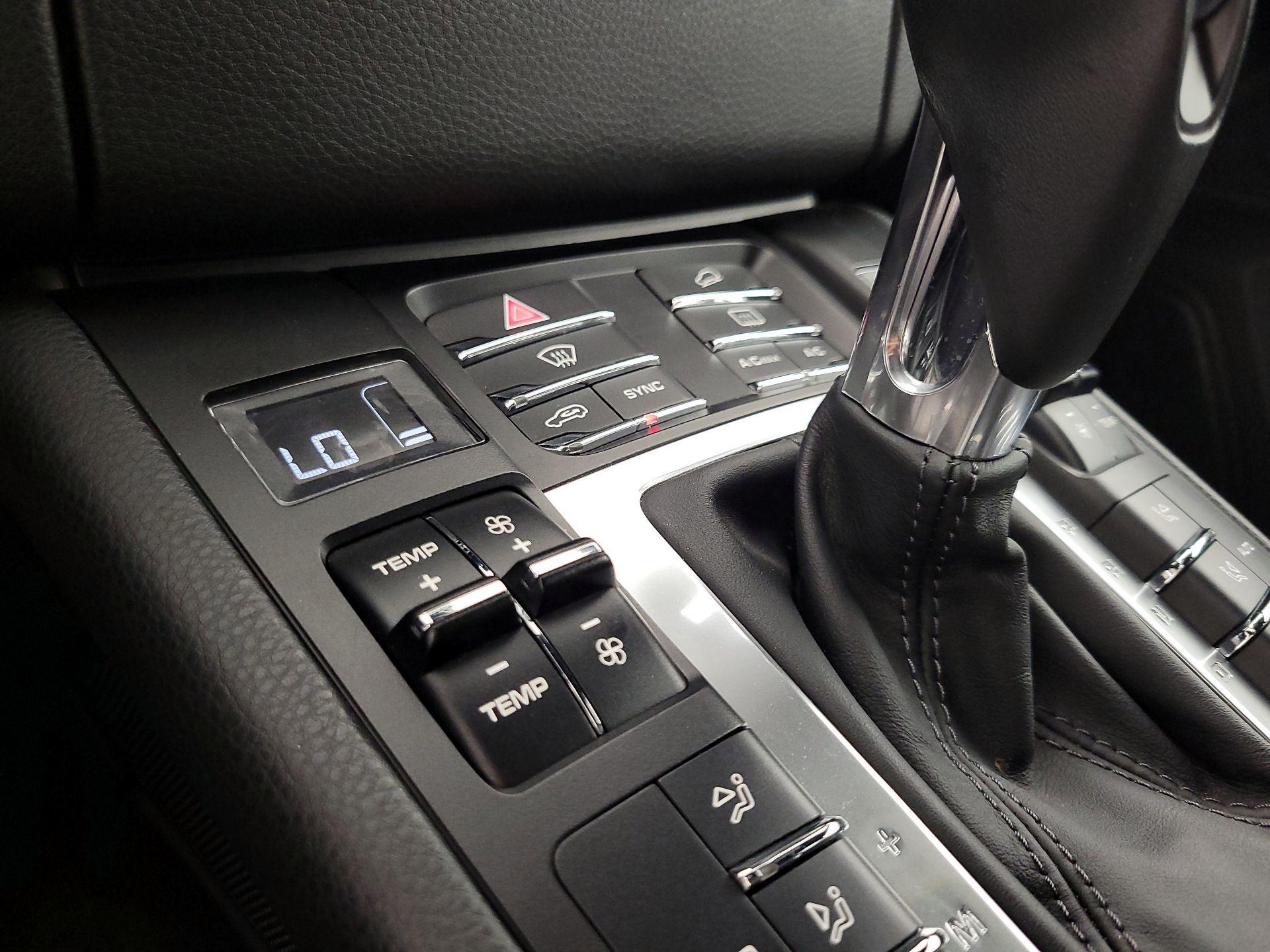 Thumbnail: 2015 Porsche Macan - 15