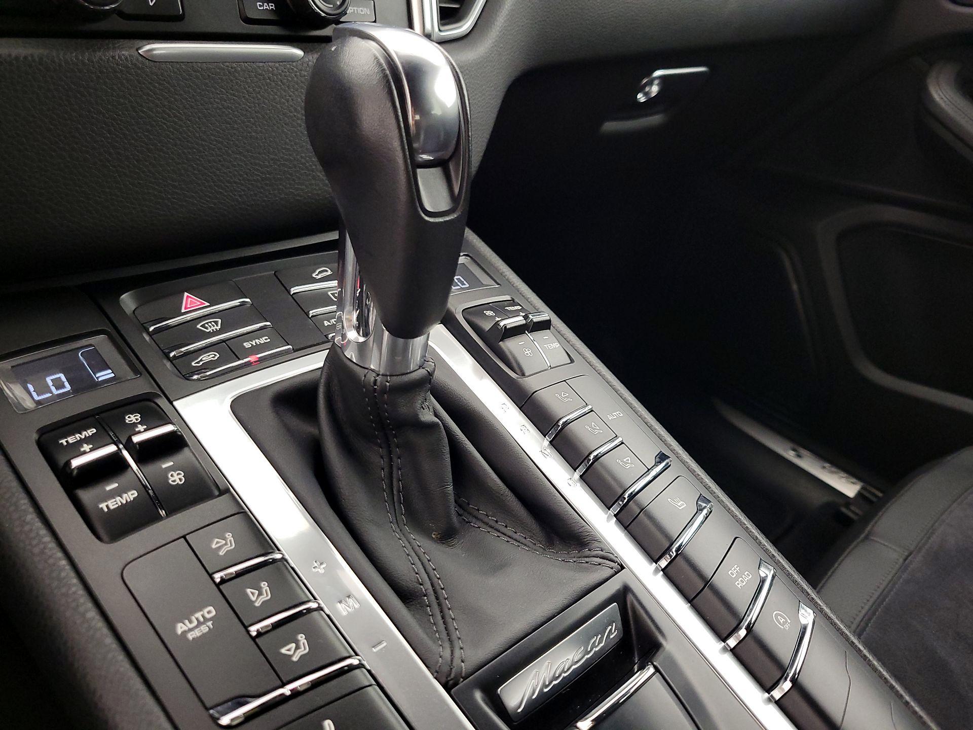 Thumbnail: 2015 Porsche Macan - 16