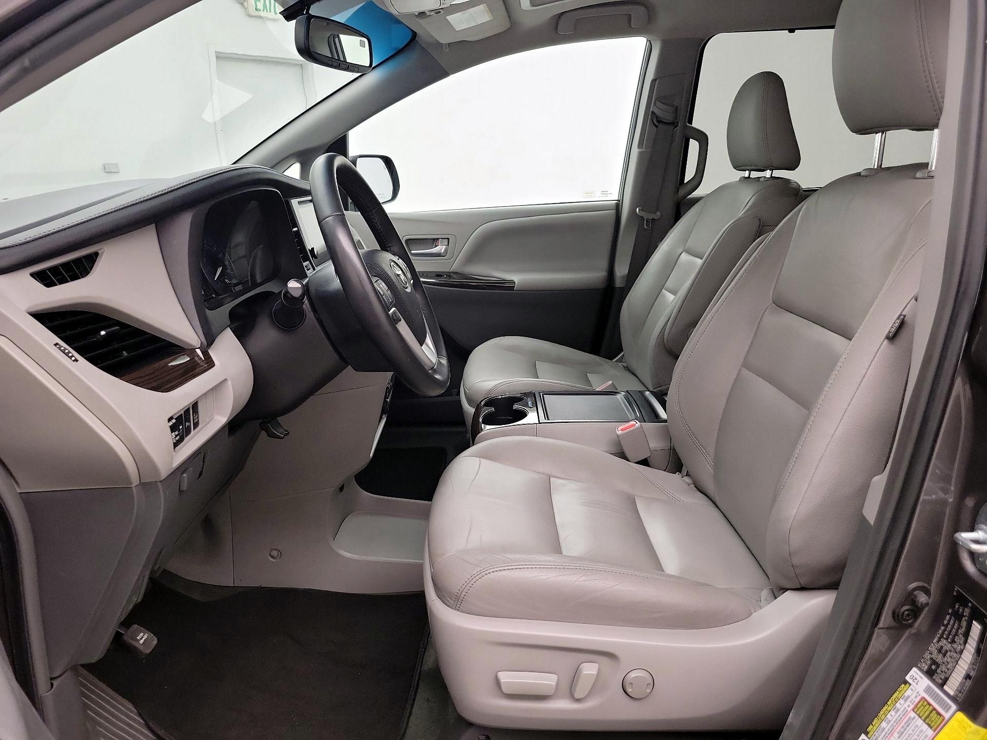 Thumbnail: 2016 Toyota Sienna - 11