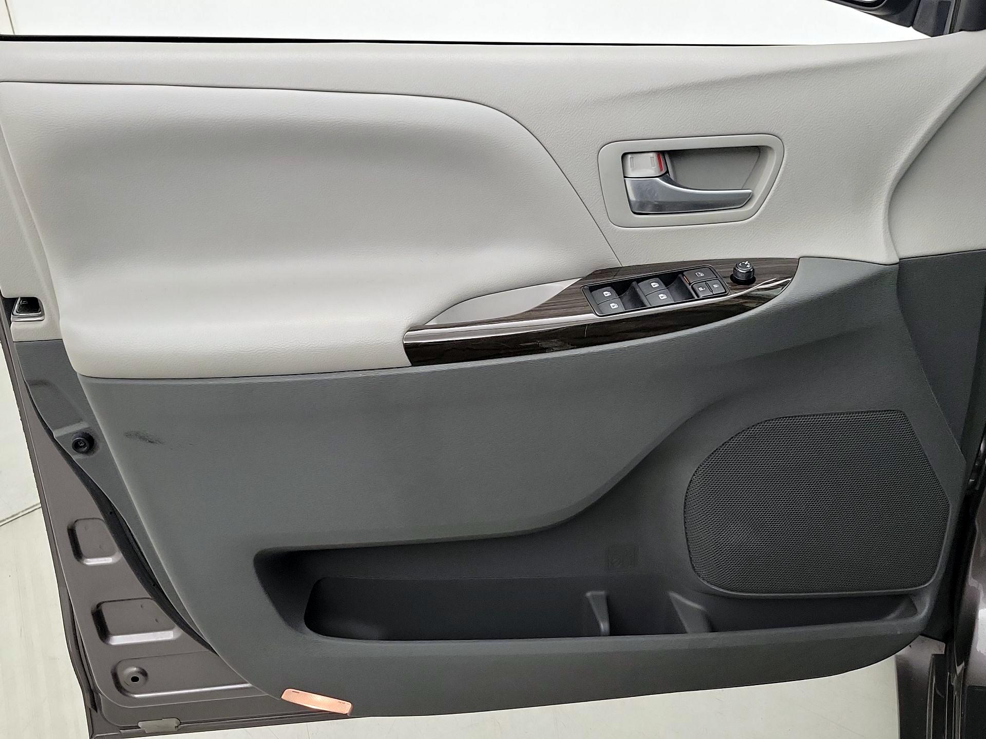 Thumbnail: 2016 Toyota Sienna - 12