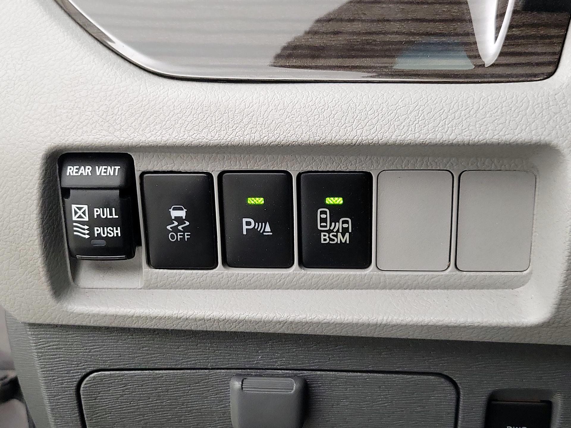 Thumbnail: 2016 Toyota Sienna - 13