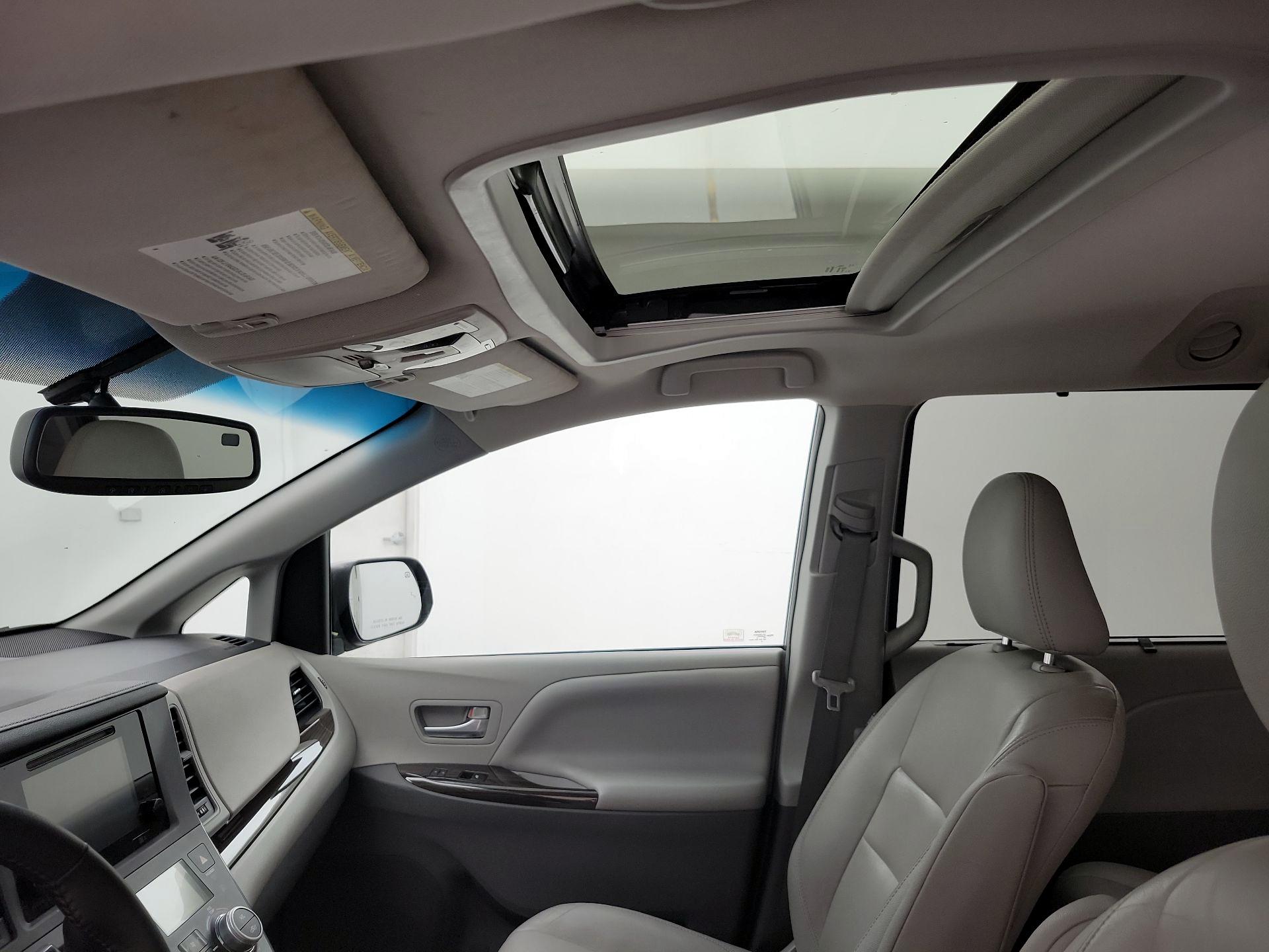 Thumbnail: 2016 Toyota Sienna - 20