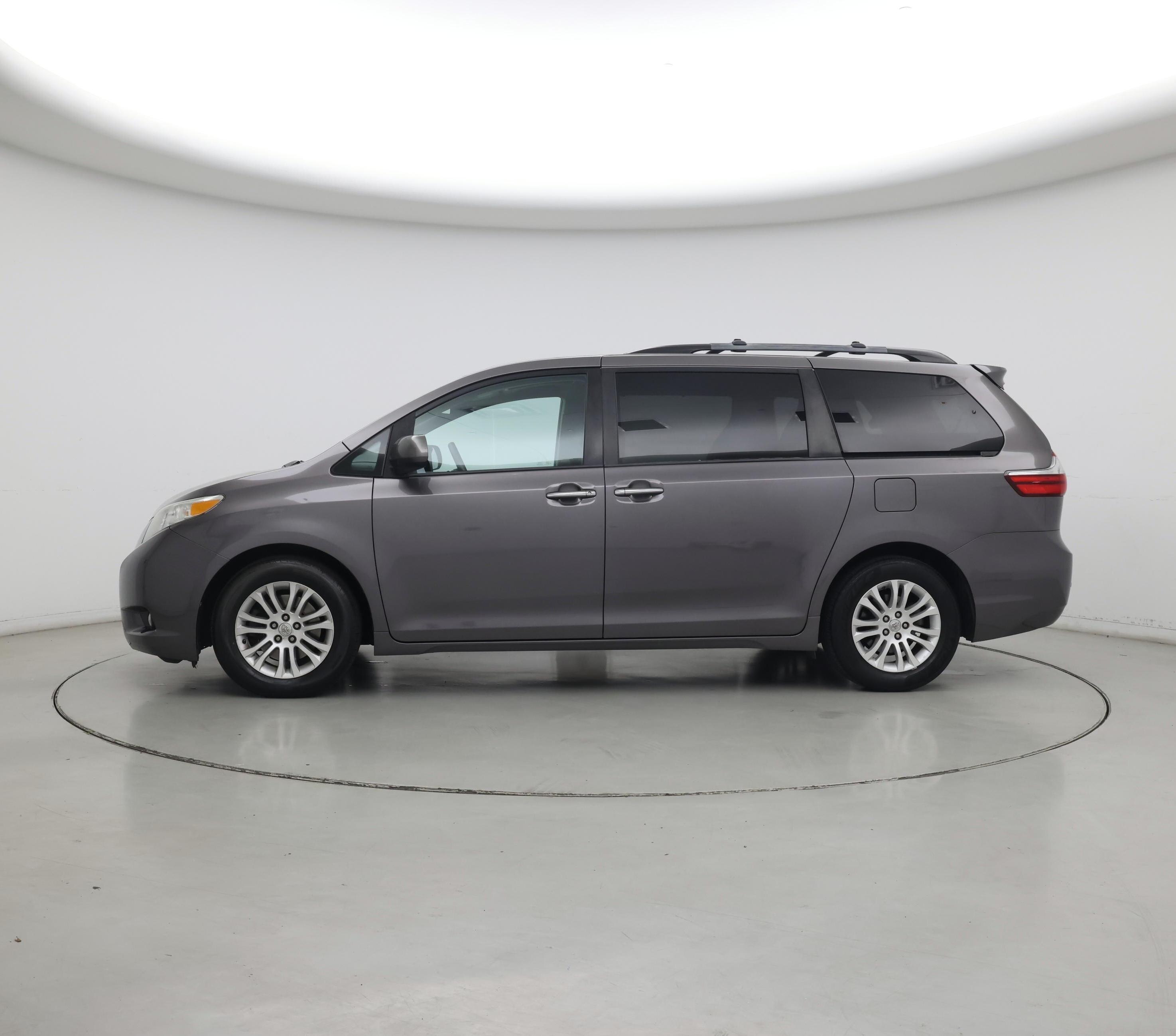 Thumbnail: 2016 Toyota Sienna - 3
