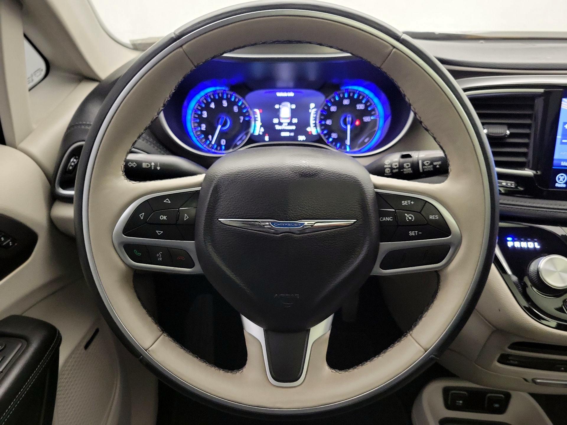 Thumbnail: 2017 Chrysler Pacifica - 10