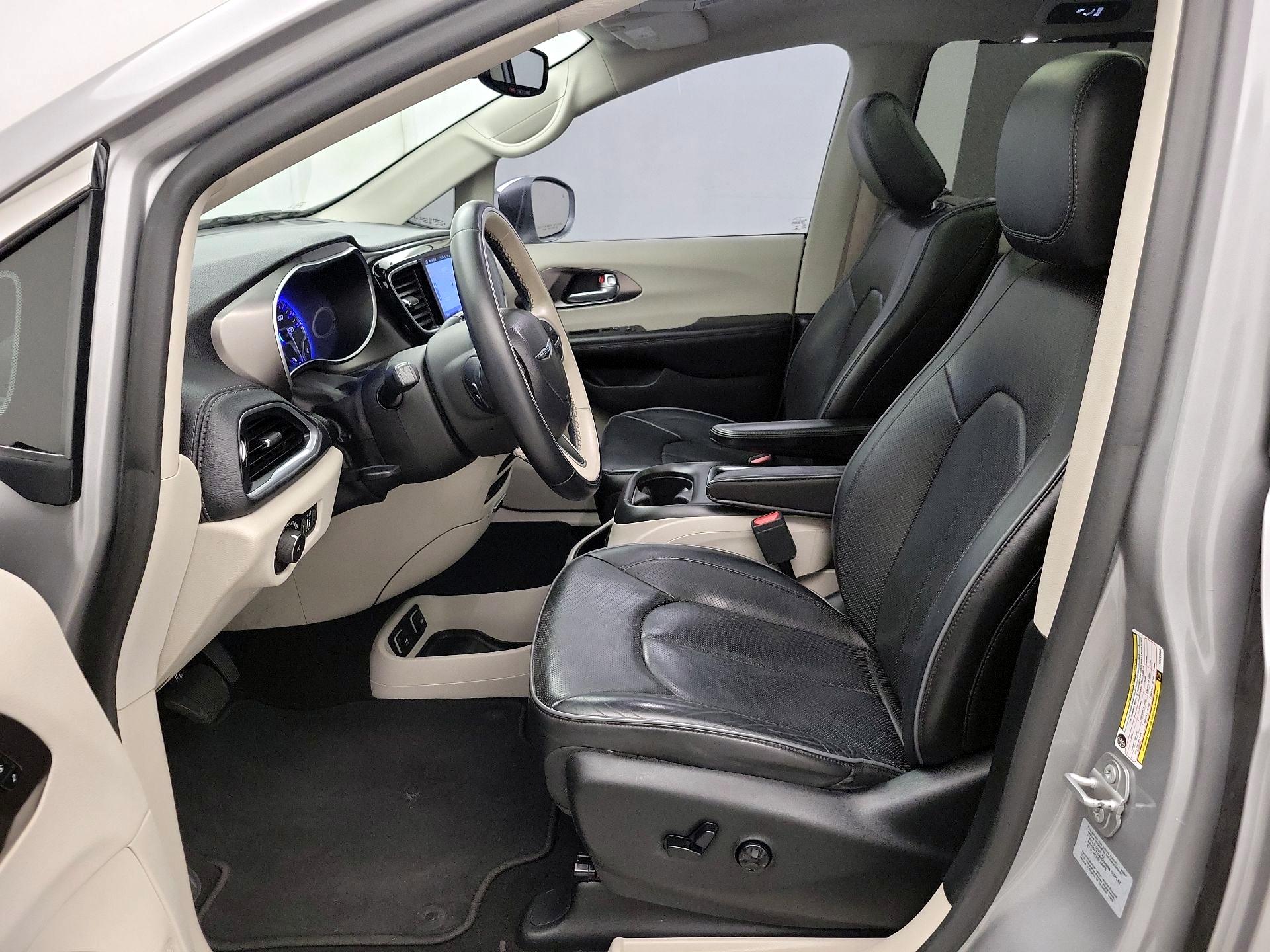 Thumbnail: 2017 Chrysler Pacifica - 11