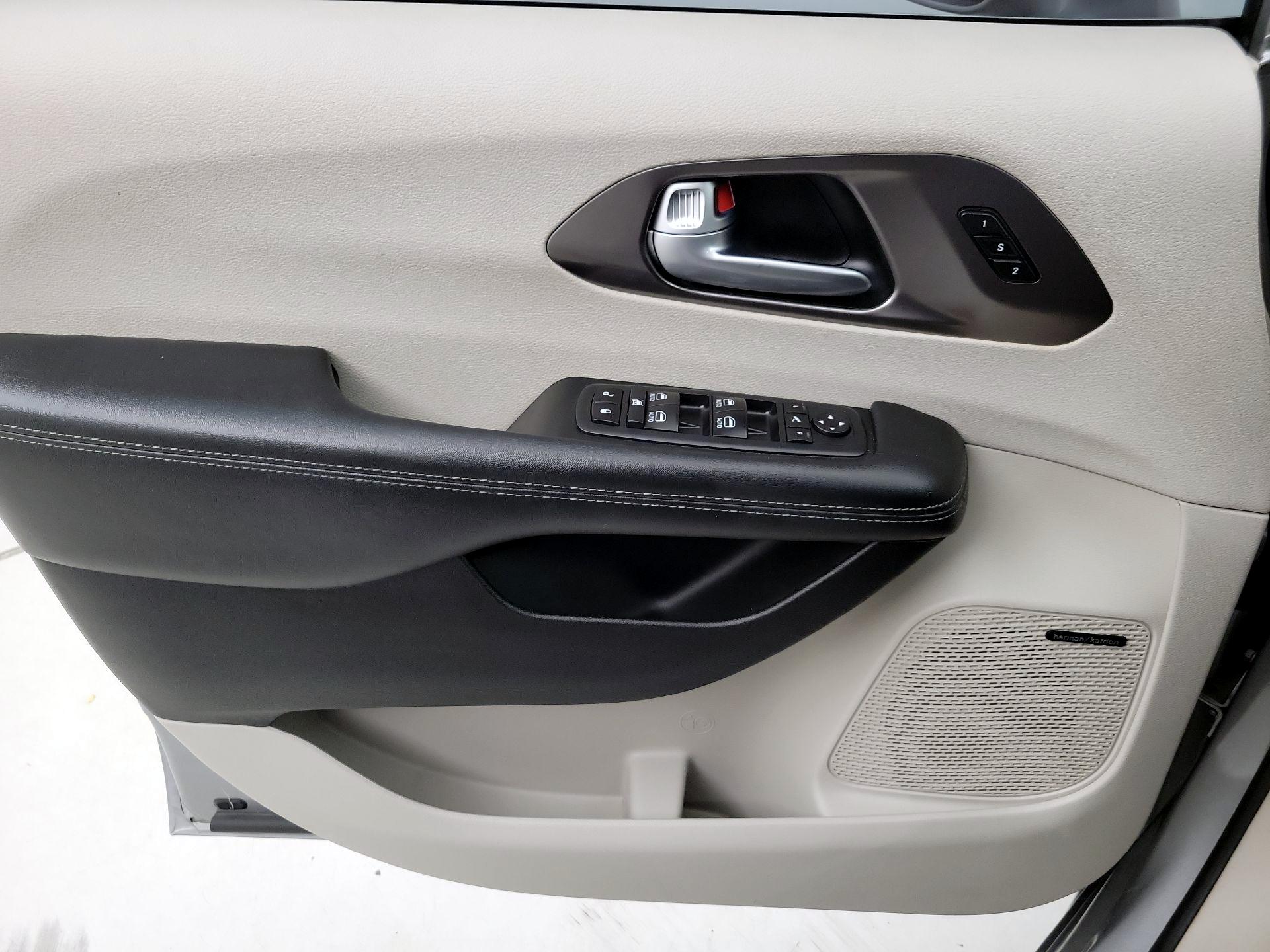 Thumbnail: 2017 Chrysler Pacifica - 12